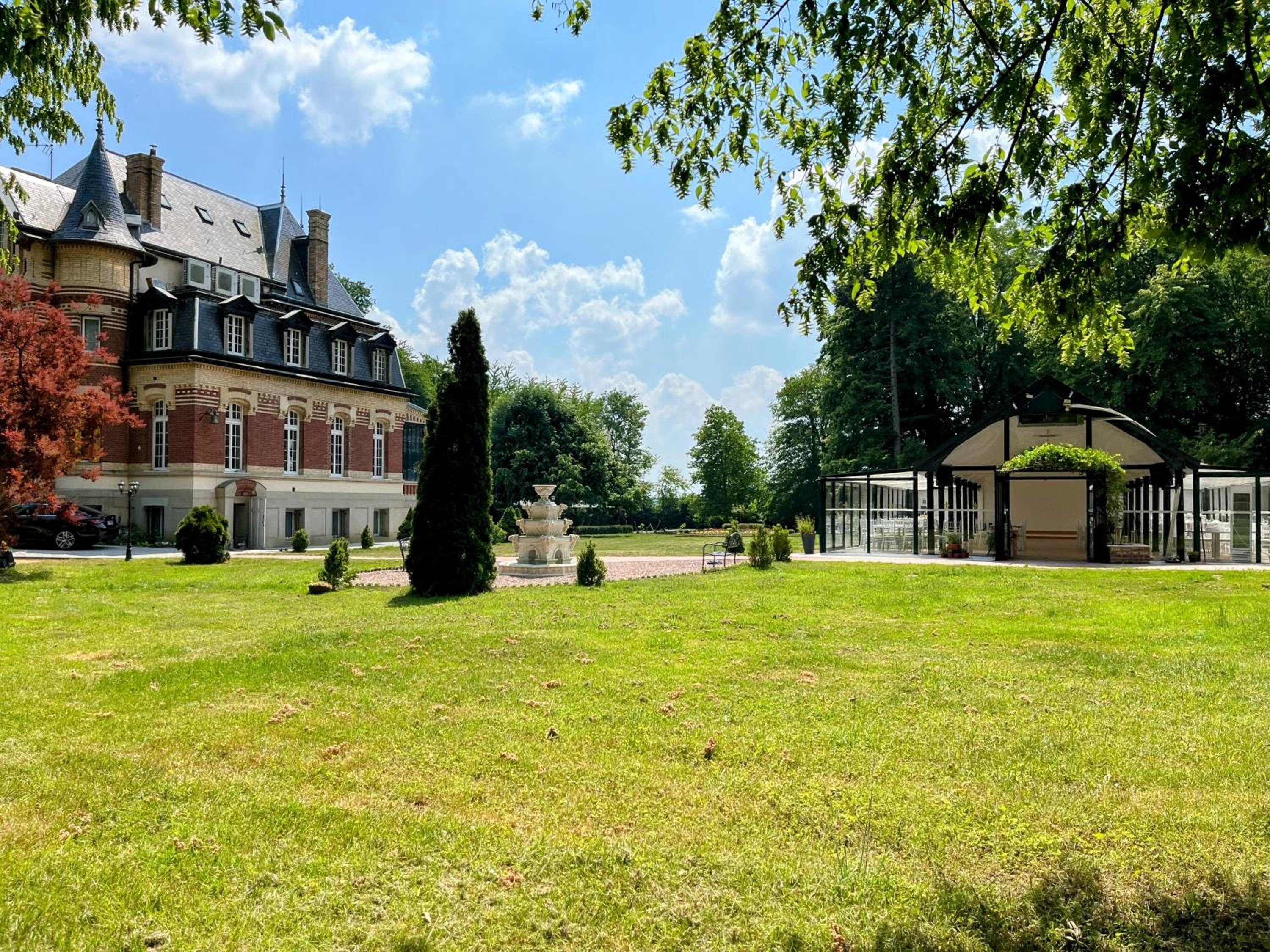 Château de Moliens view 2