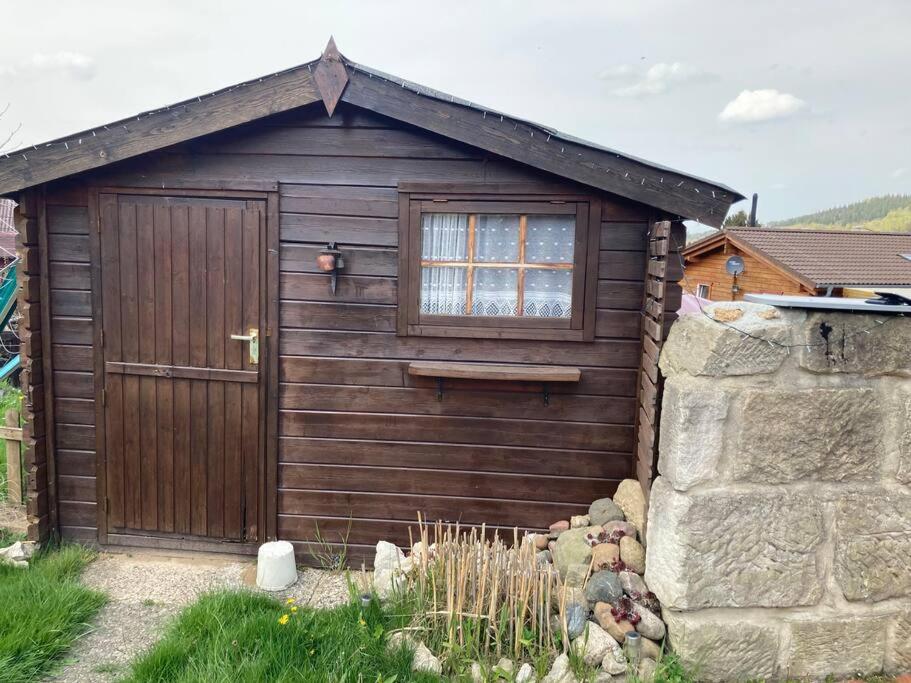 Behagliches Nurdachhaus im Ferienhausgebiet