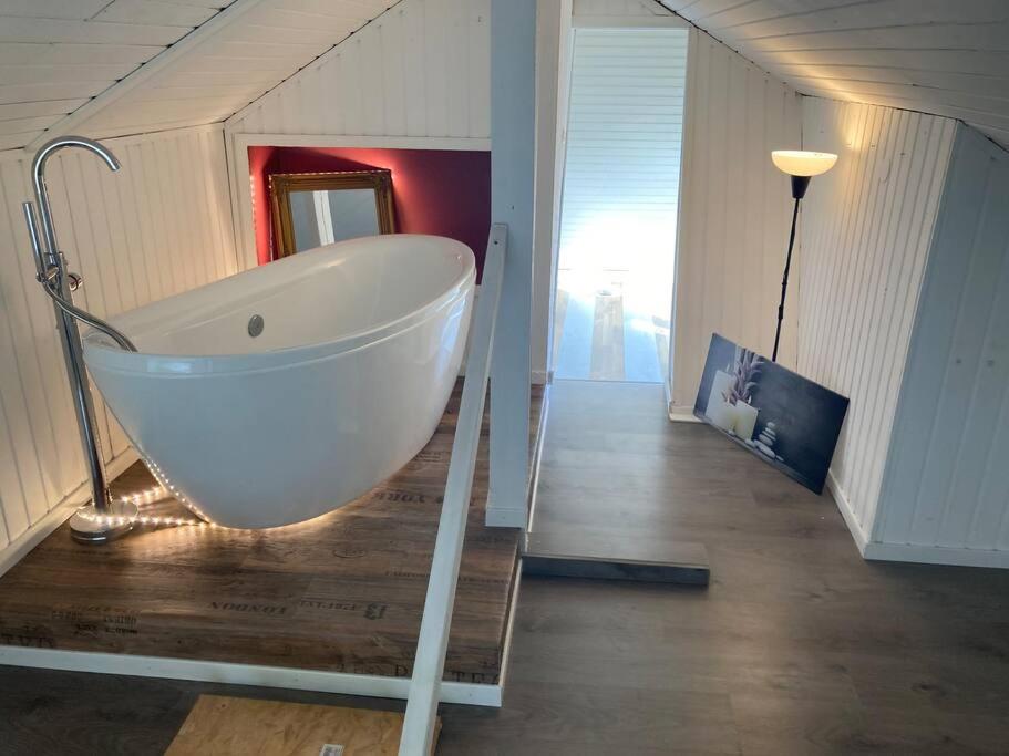 Behagliches Nurdachhaus im Ferienhausgebiet