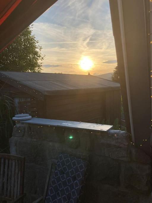 Behagliches Nurdachhaus im Ferienhausgebiet