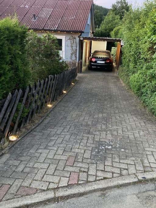 Behagliches Nurdachhaus im Ferienhausgebiet
