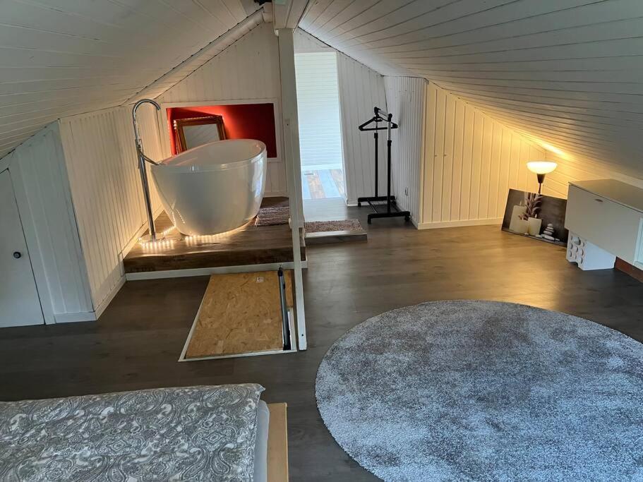 Behagliches Nurdachhaus im Ferienhausgebiet