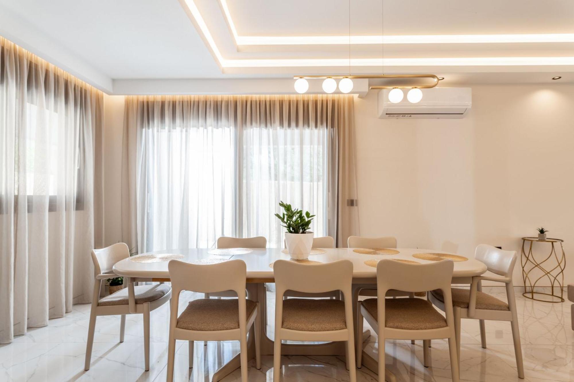 Villa Roselia - Luxury Escape with Magnificent Views, by ZanteWize