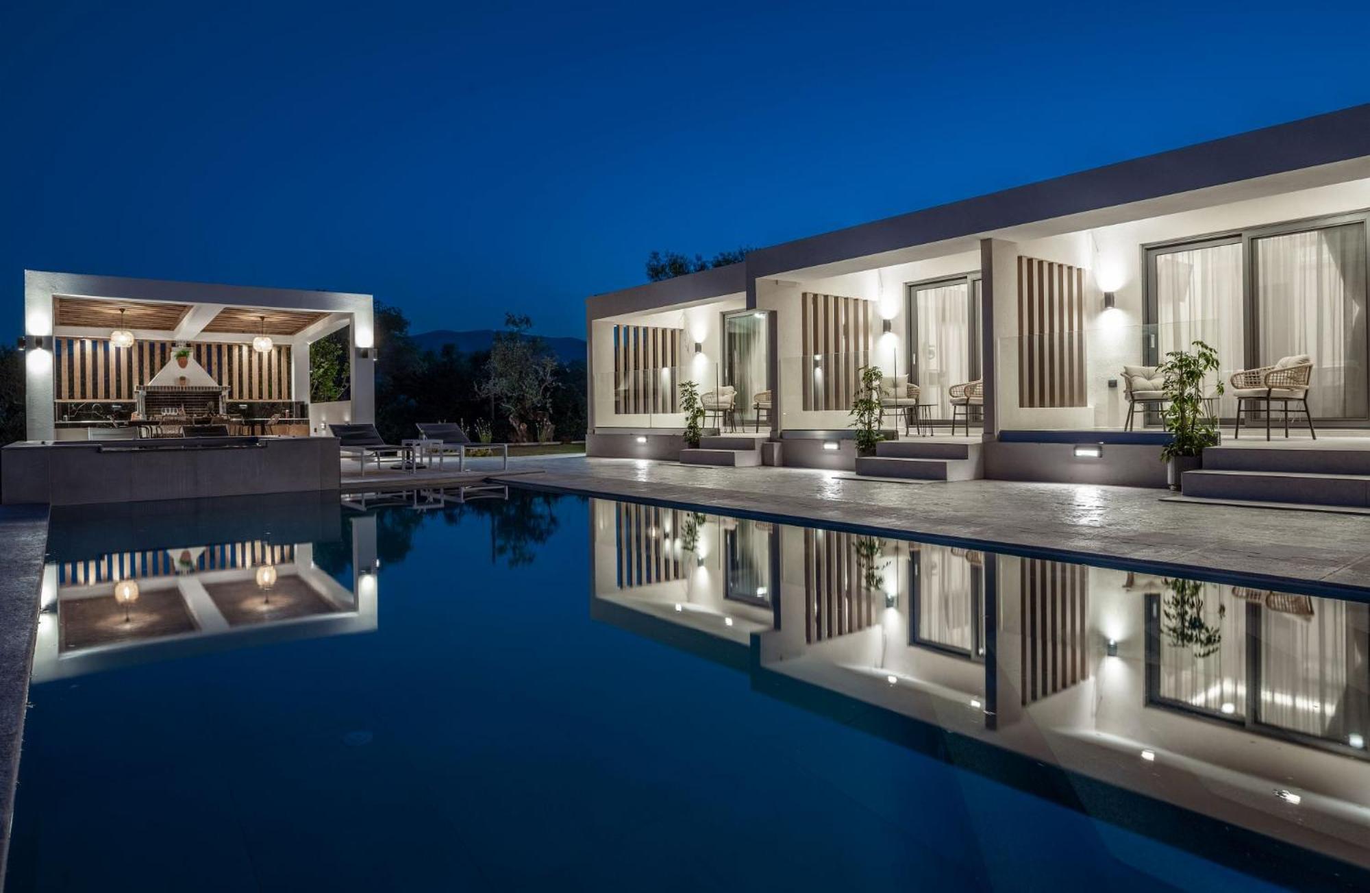 Villa Roselia - Luxury Escape with Magnificent Views, by ZanteWize