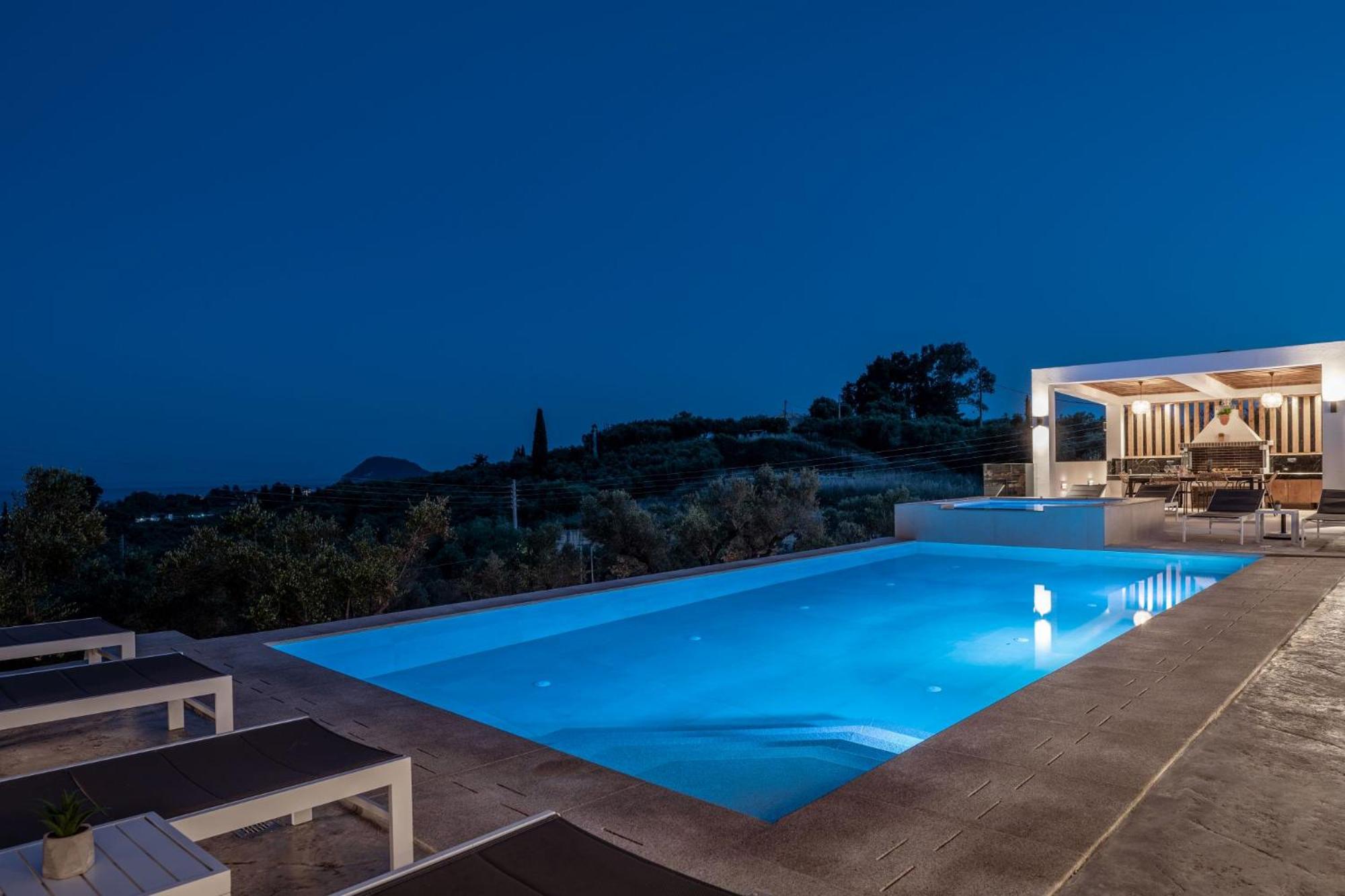 Villa Roselia - Luxury Escape with Magnificent Views, by ZanteWize