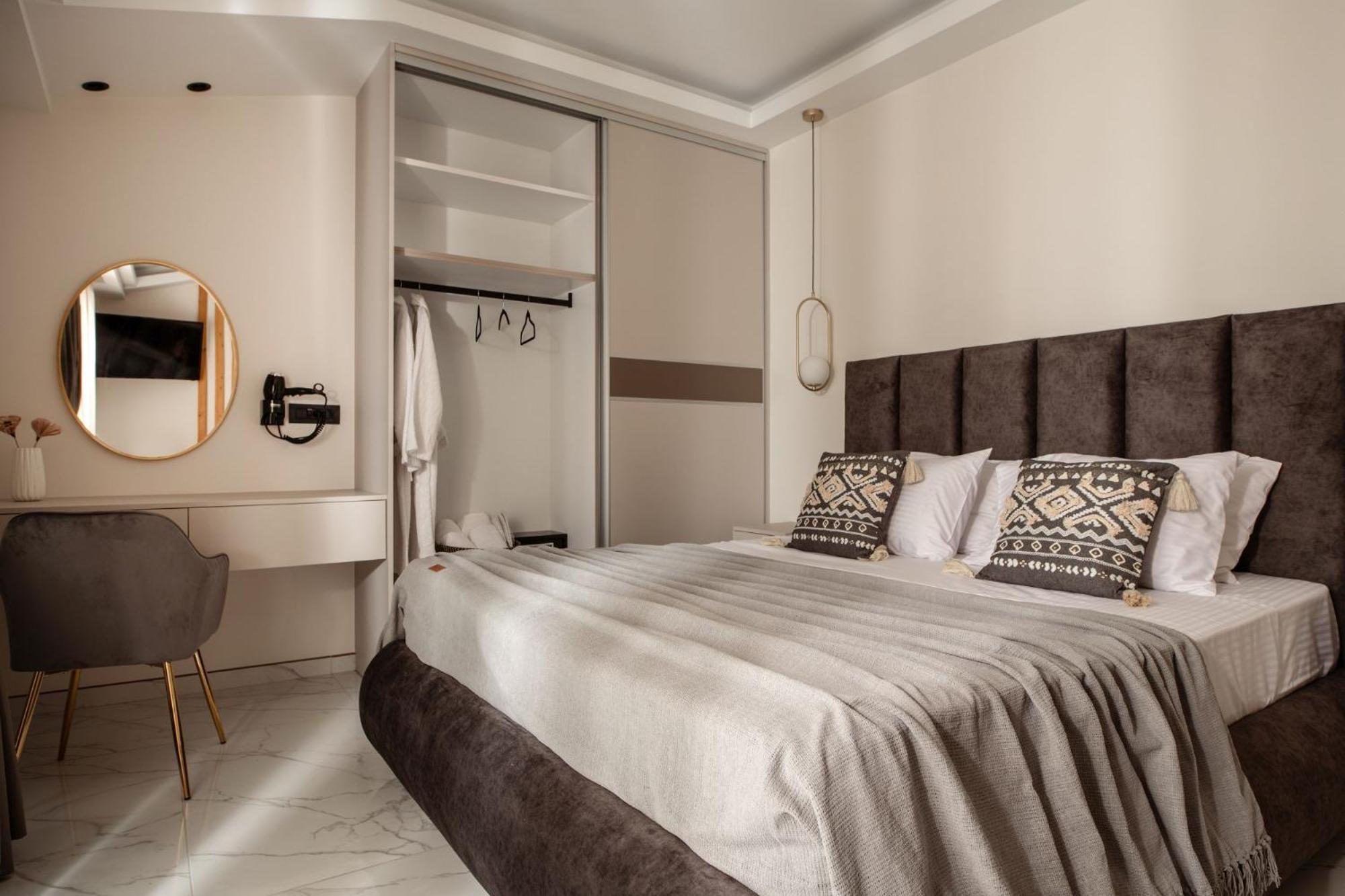 Villa Roselia - Luxury Escape with Magnificent Views, by ZanteWize