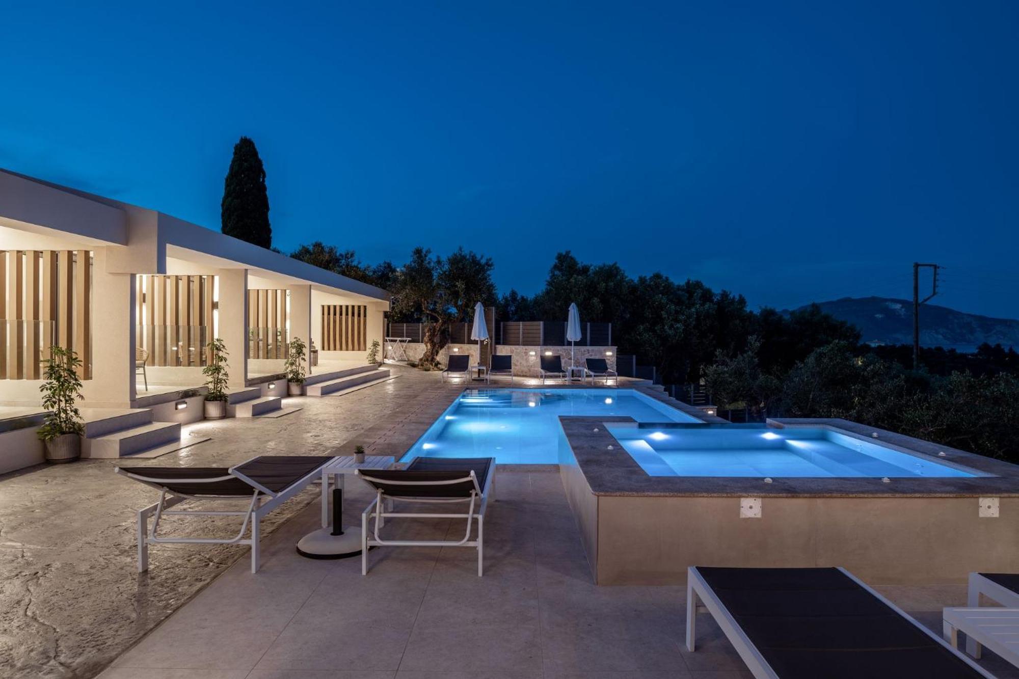 Villa Roselia - Luxury Escape with Magnificent Views, by ZanteWize