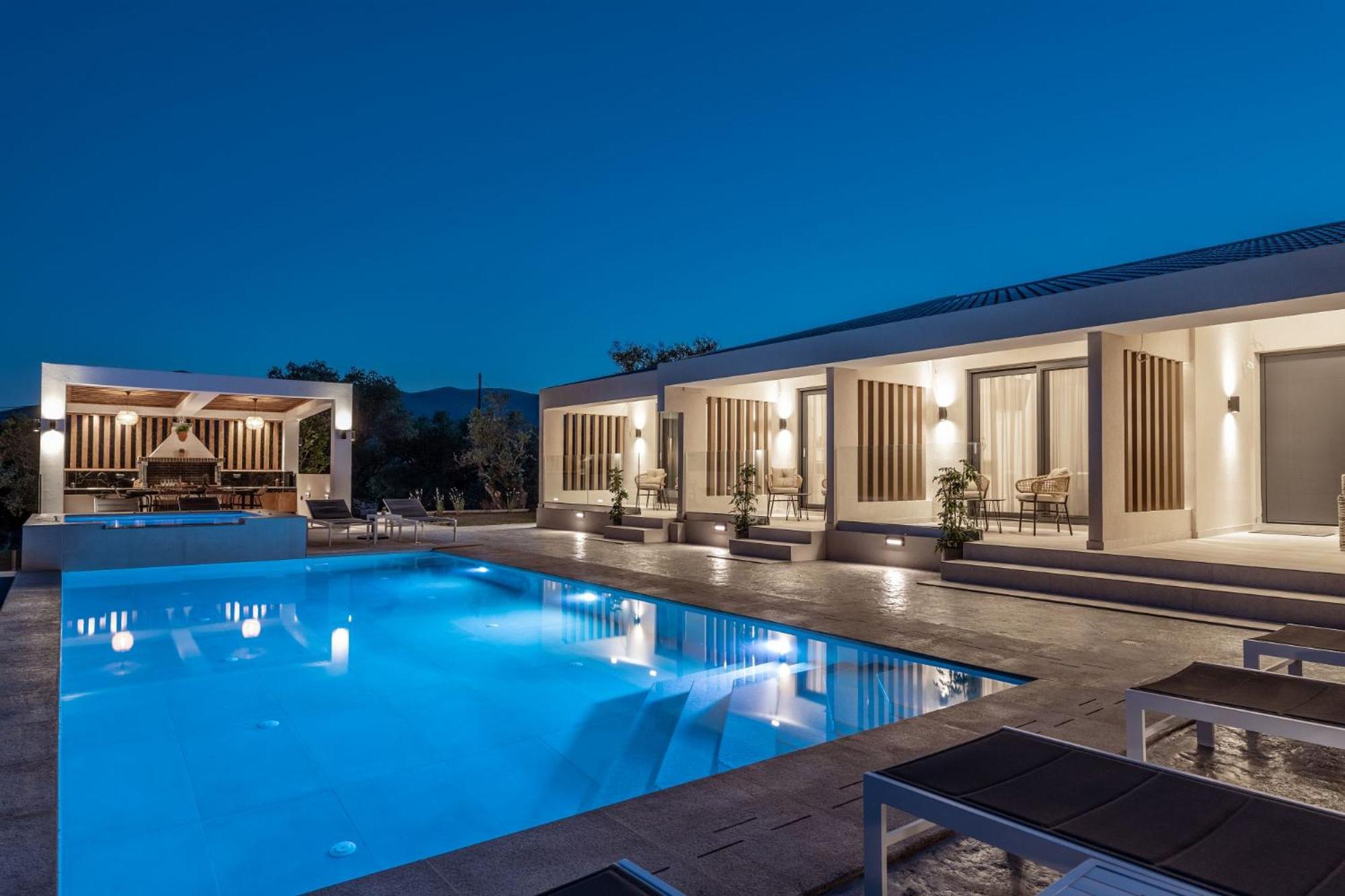 Villa Roselia - Luxury Escape with Magnificent Views, by ZanteWize