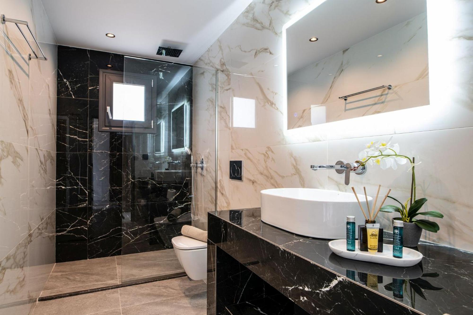 Villa Roselia - Luxury Escape with Magnificent Views, by ZanteWize