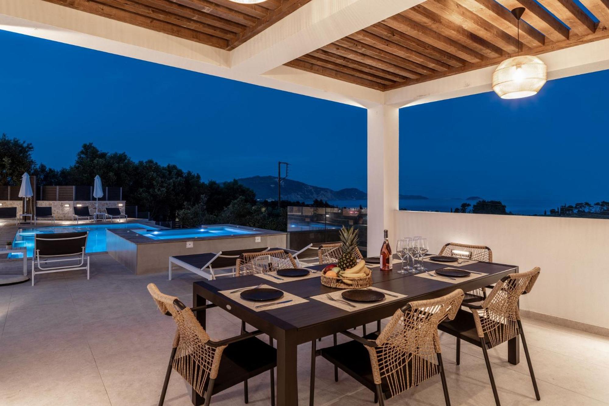 Villa Roselia - Luxury Escape with Magnificent Views, by ZanteWize