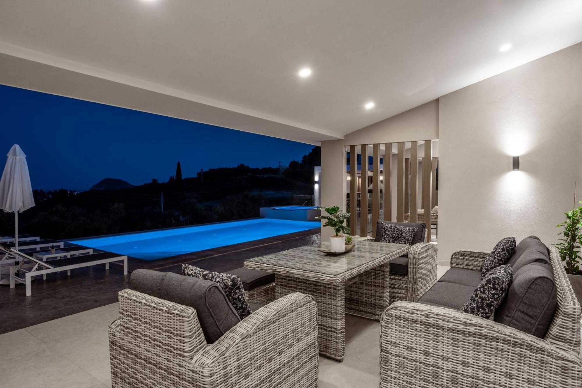 Villa Roselia - Luxury Escape with Magnificent Views, by ZanteWize