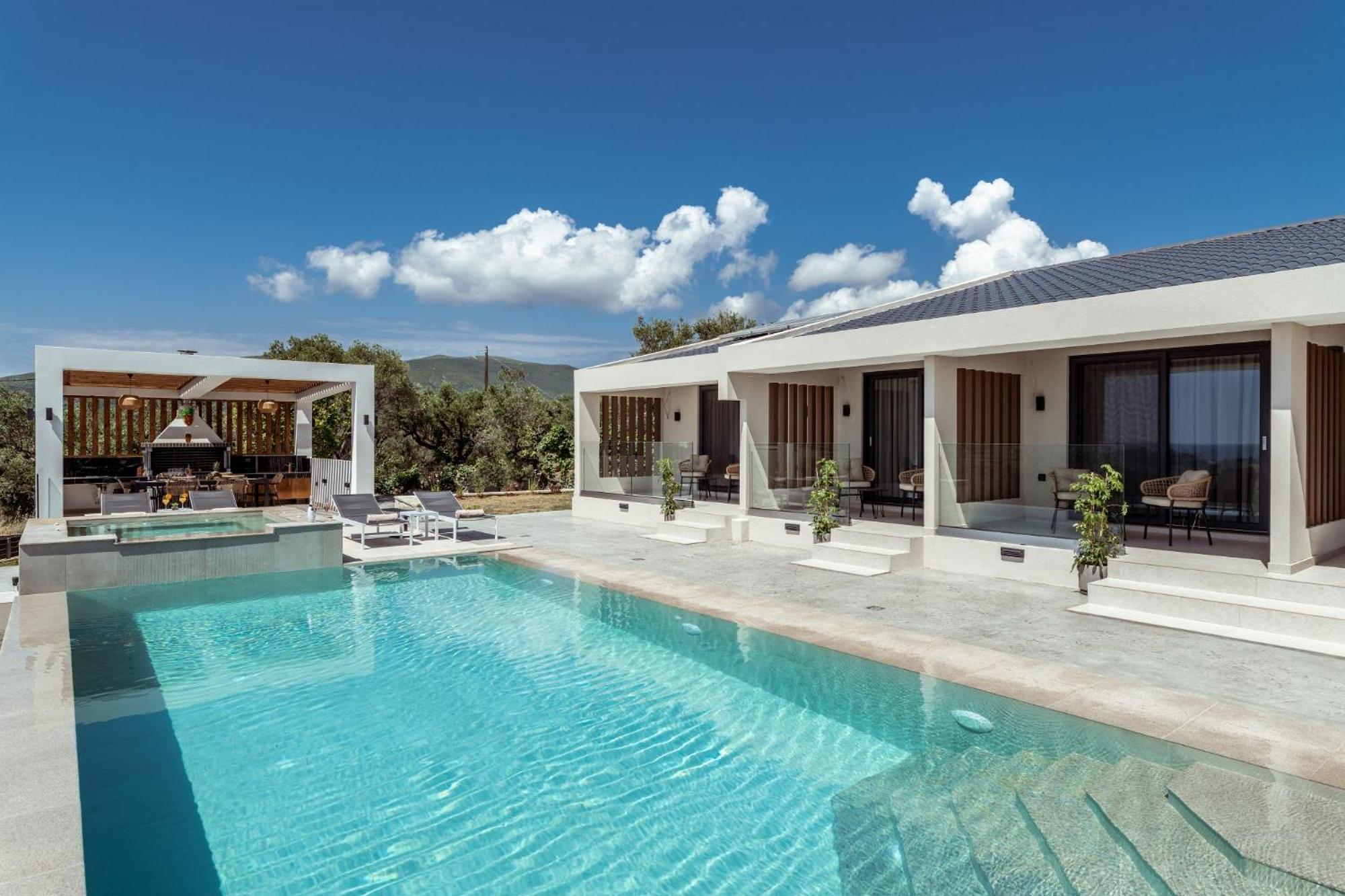 Villa Roselia - Luxury Escape with Magnificent Views, by ZanteWize