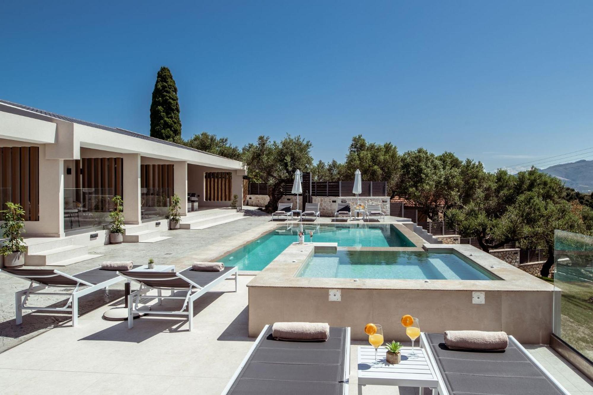 Villa Roselia - Luxury Escape with Magnificent Views, by ZanteWize