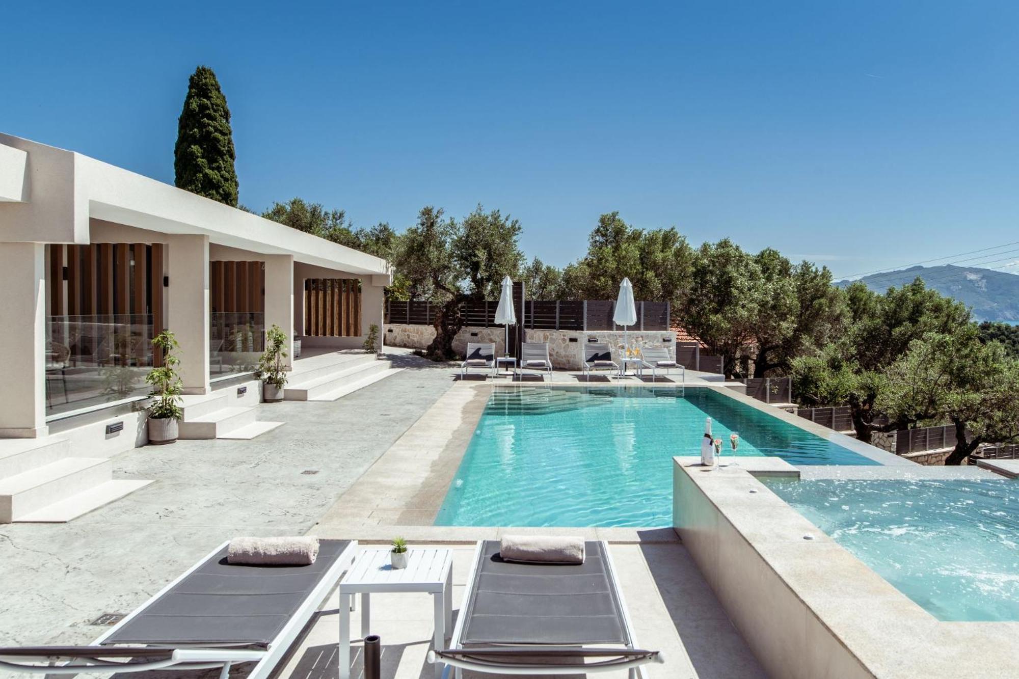 Villa Roselia - Luxury Escape with Magnificent Views, by ZanteWize