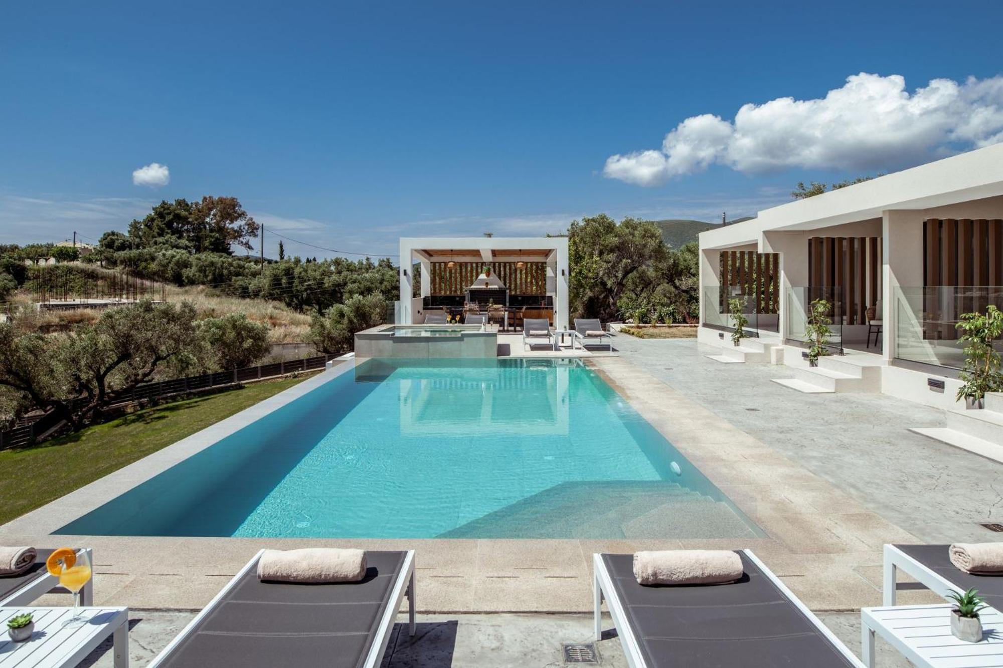 Villa Roselia - Luxury Escape with Magnificent Views, by ZanteWize