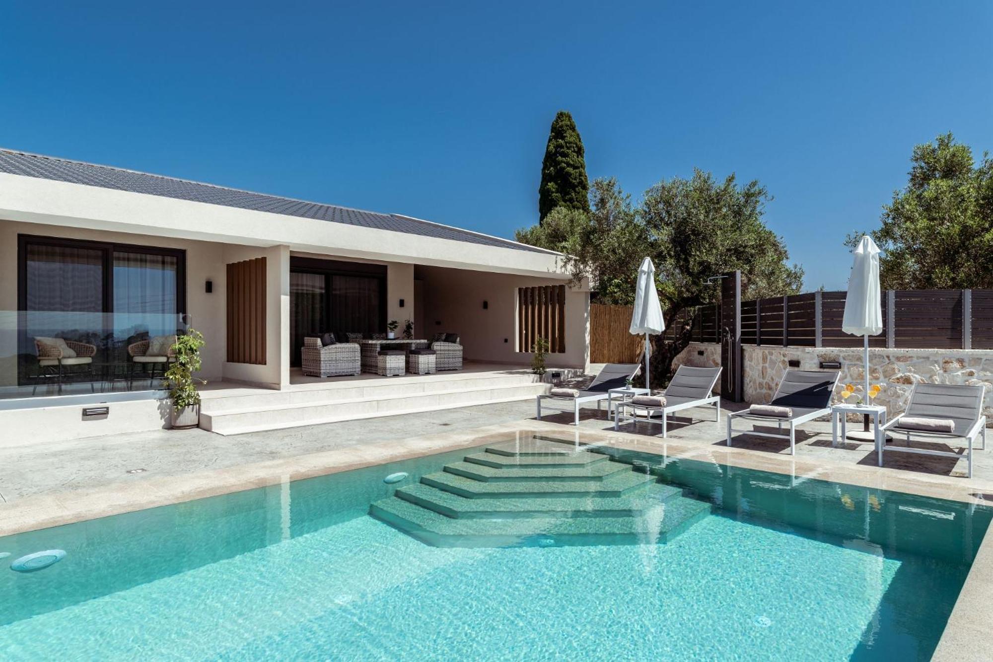 Villa Roselia - Luxury Escape with Magnificent Views, by ZanteWize