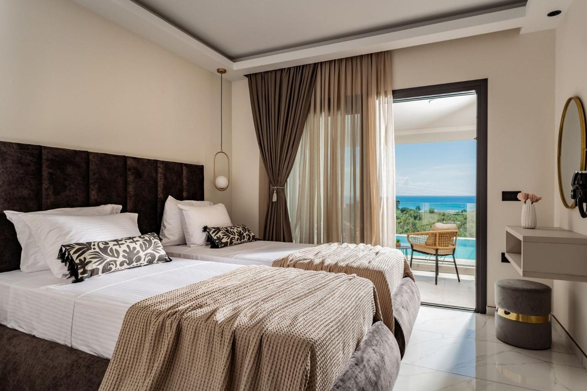 Villa Roselia - Luxury Escape with Magnificent Views, by ZanteWize