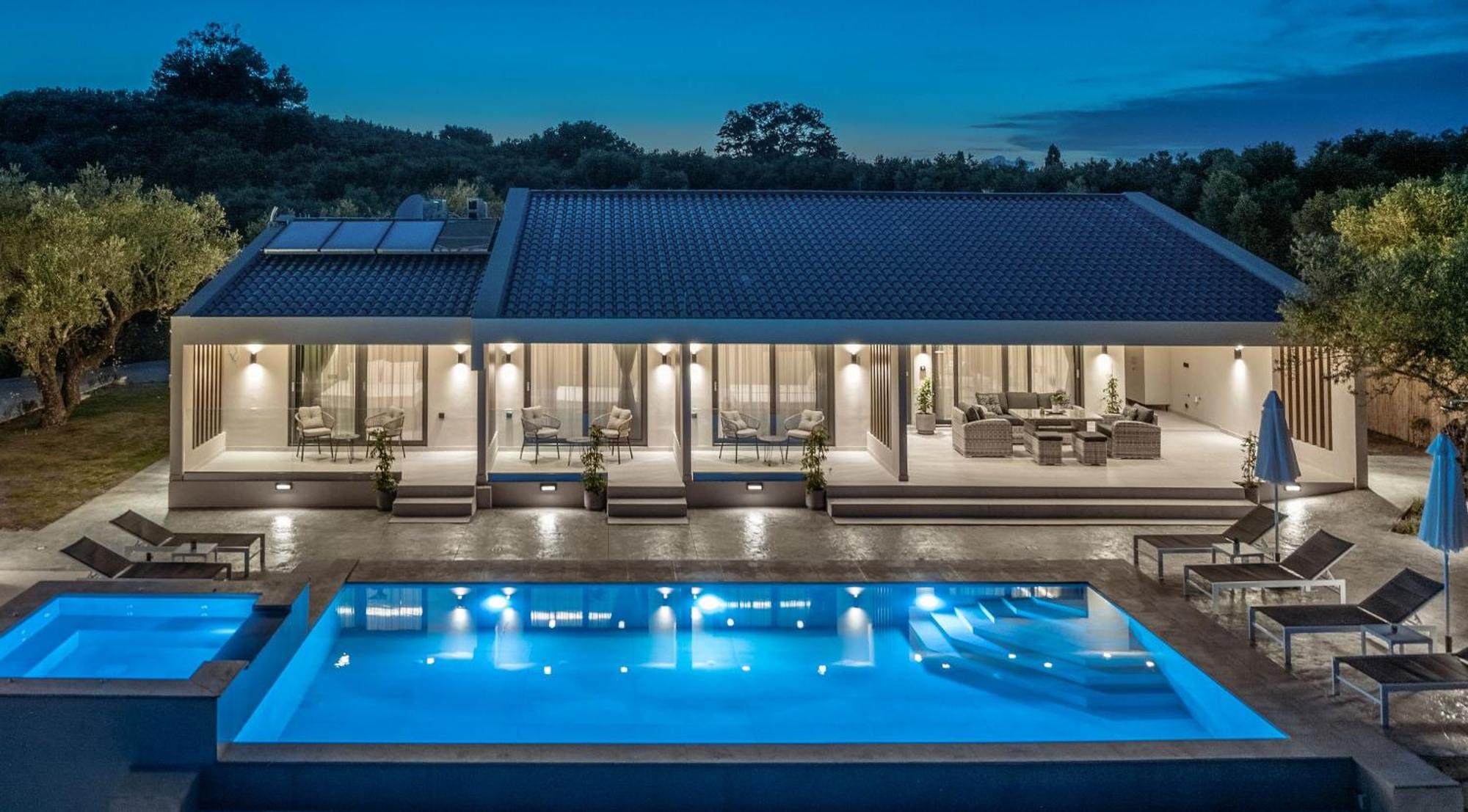 Villa Roselia - Luxury Escape with Magnificent Views, by ZanteWize