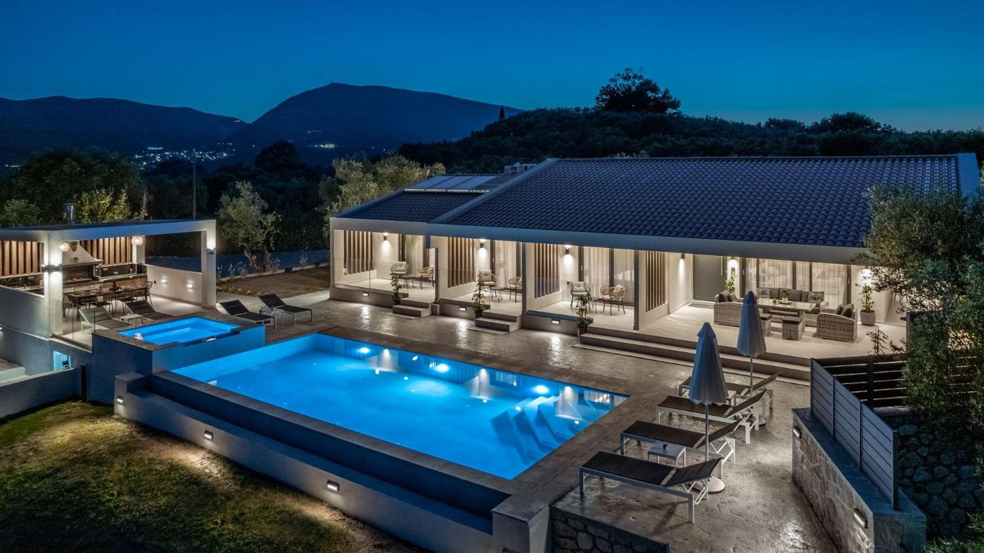 Villa Roselia - Luxury Escape with Magnificent Views, by ZanteWize