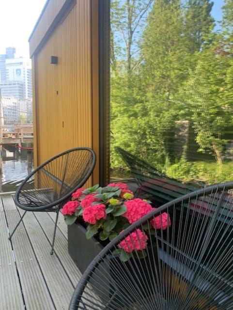 Beautiful Amstel houseboat