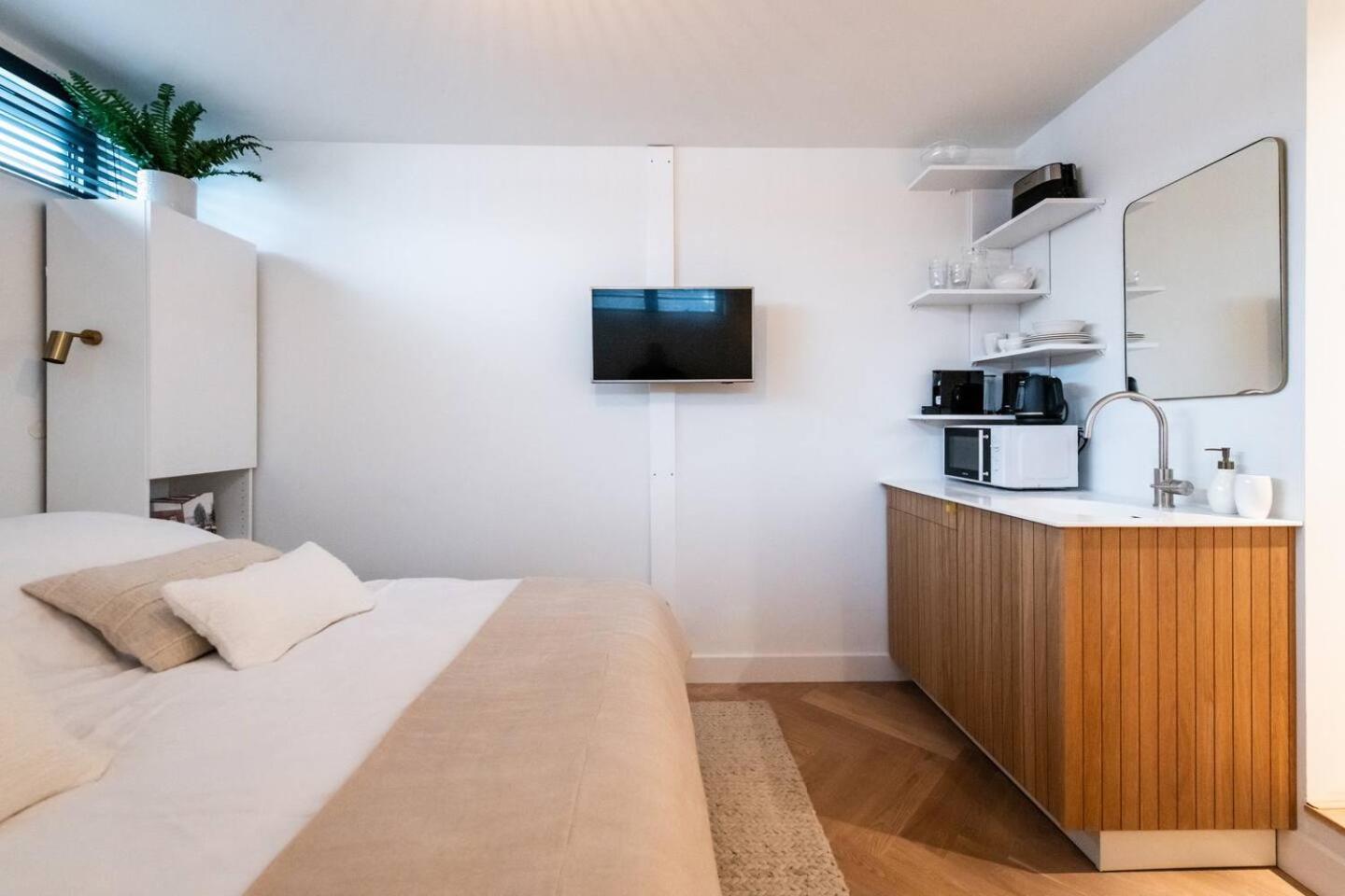 Beautiful Amstel houseboat photo 2
