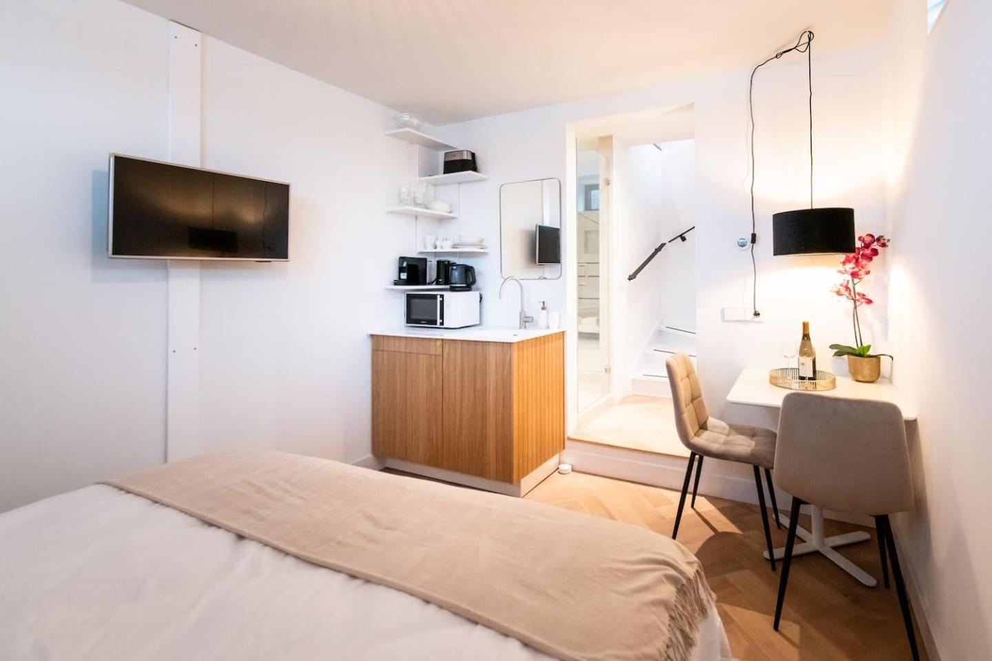Beautiful Amstel houseboat