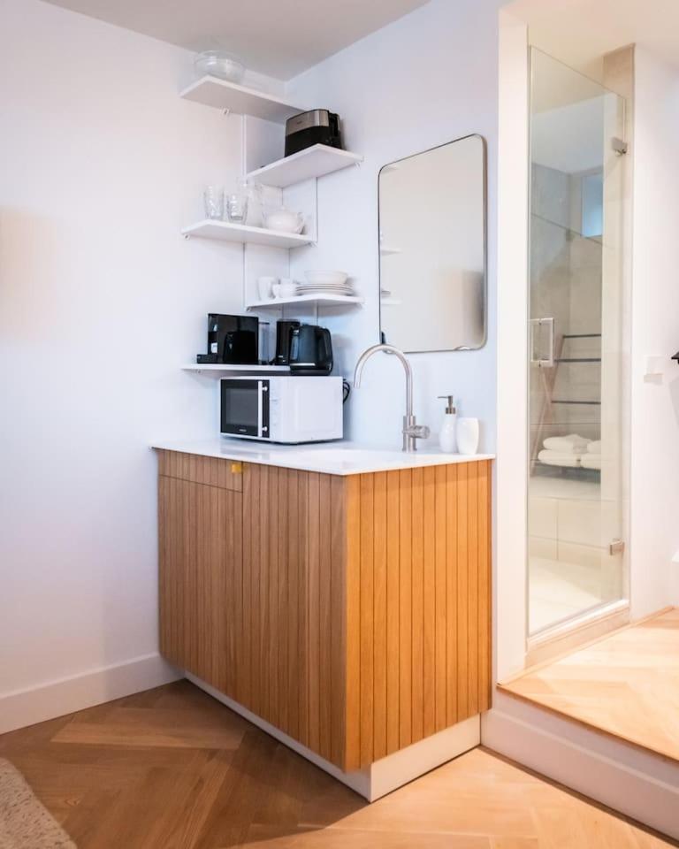 Beautiful Amstel houseboat