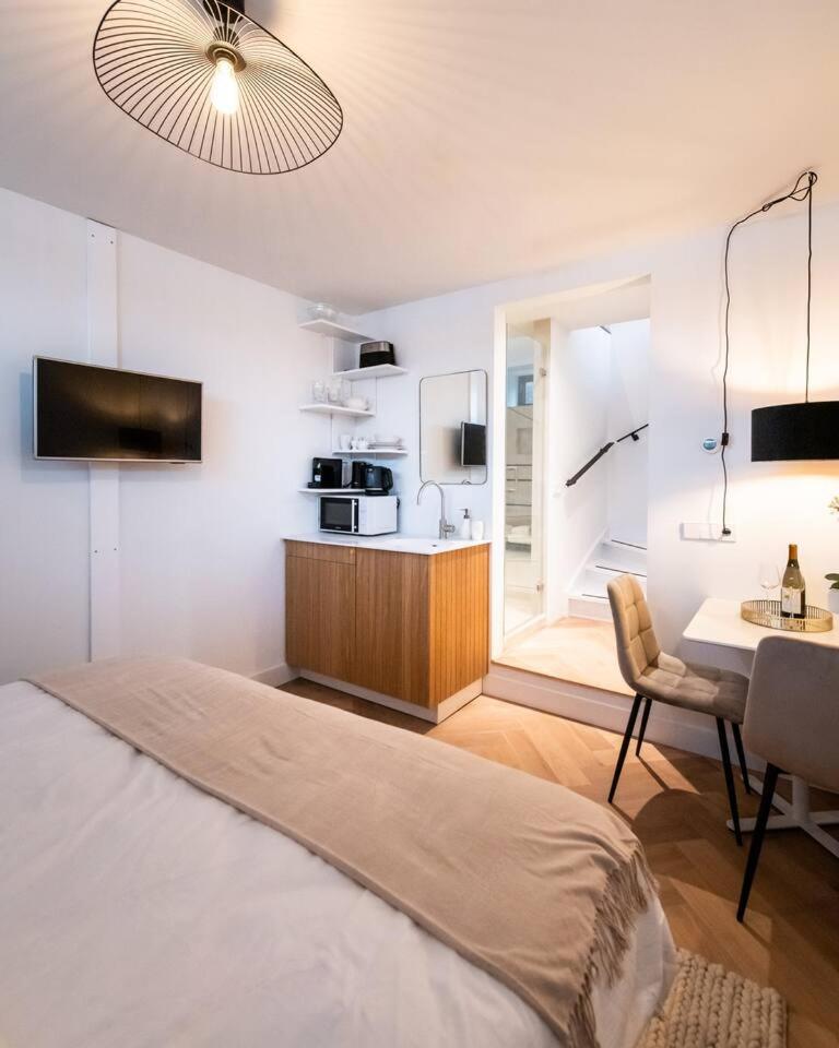 Beautiful Amstel houseboat