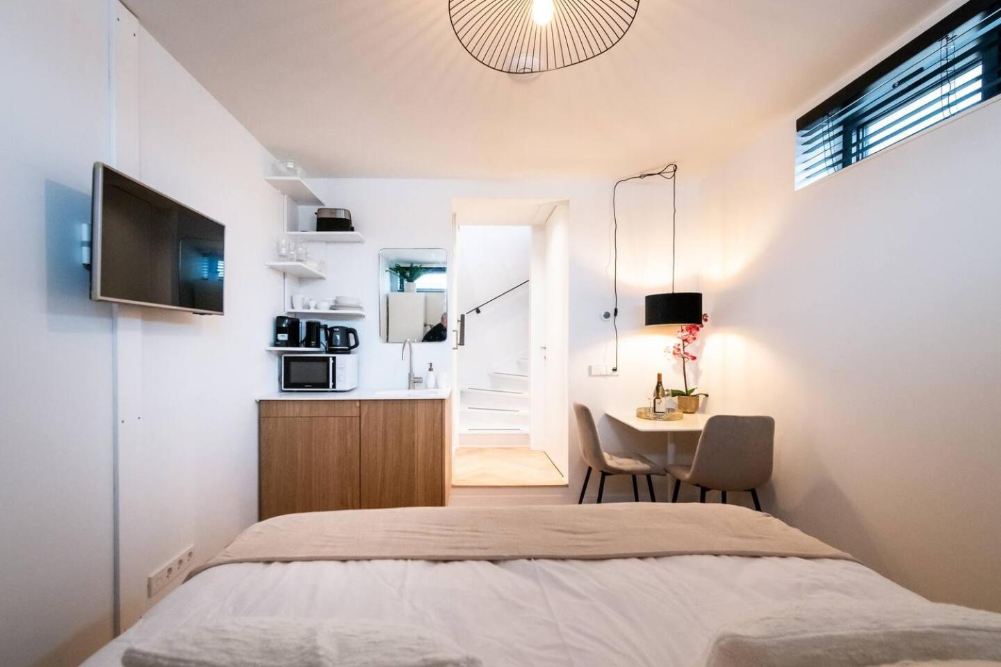 Beautiful Amstel houseboat