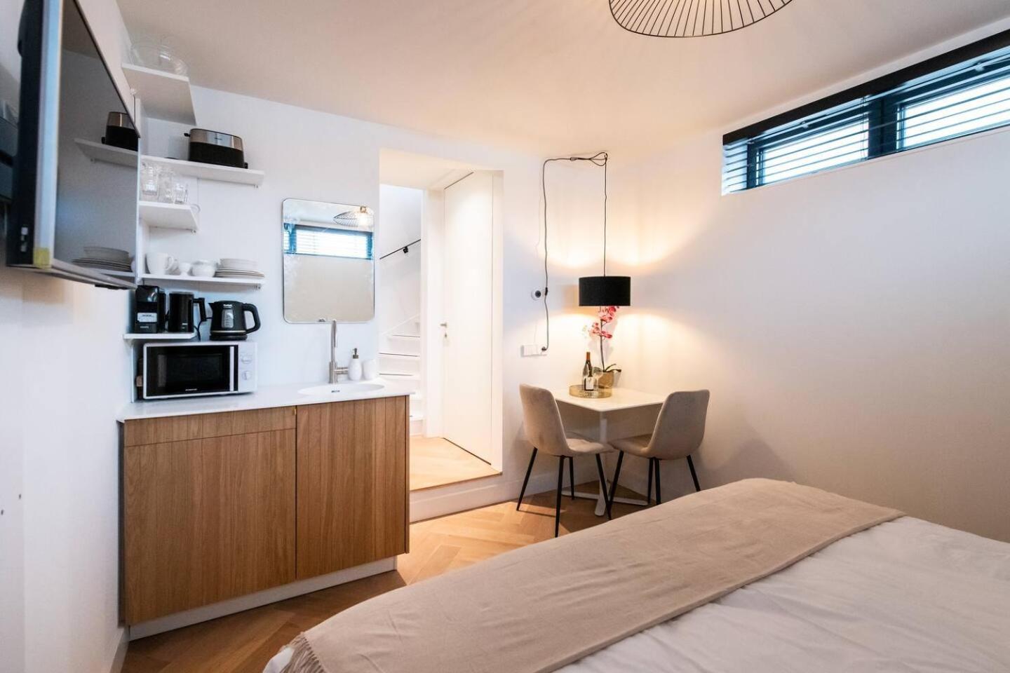 Beautiful Amstel houseboat