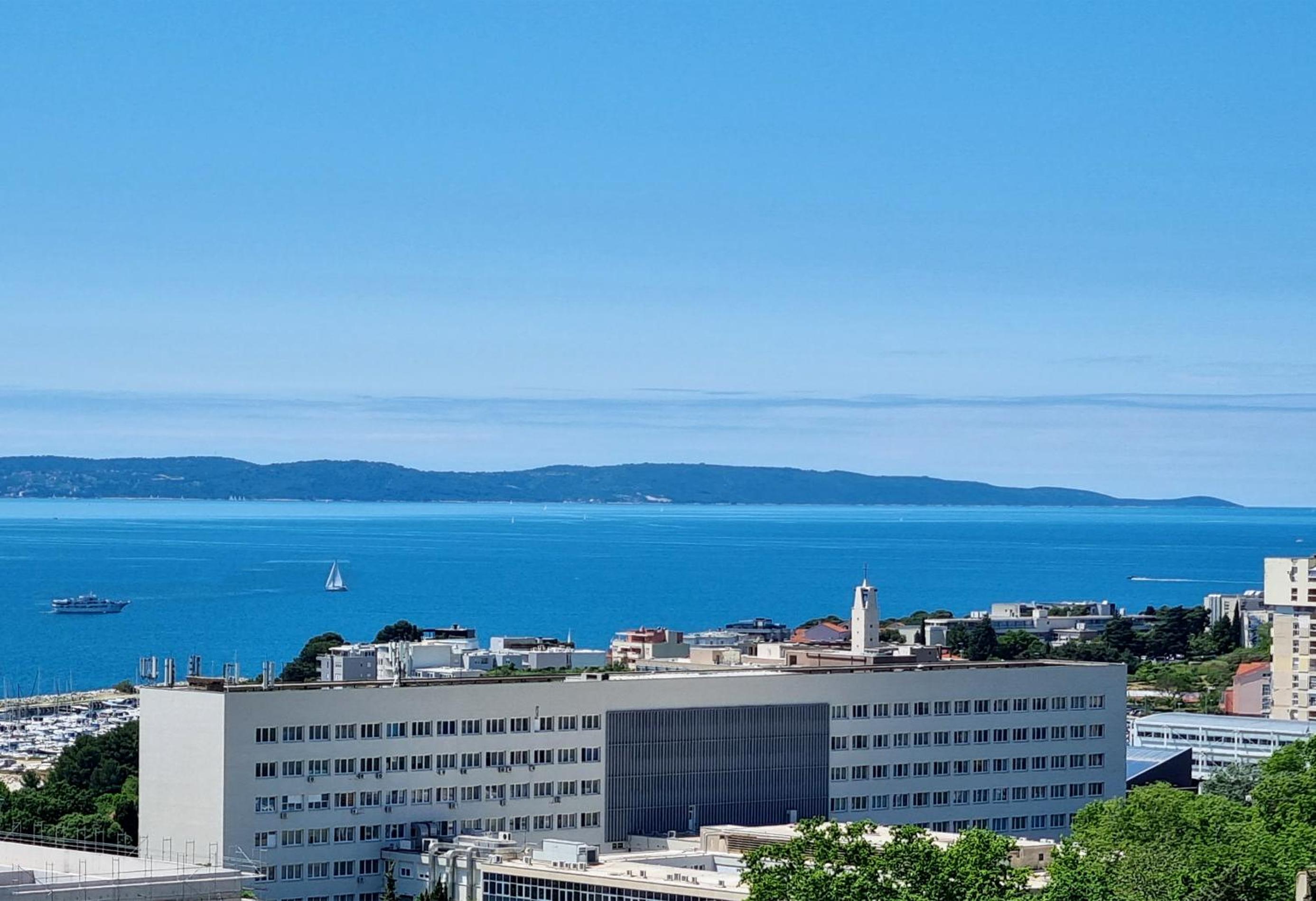 BoB Luxury Design & Sea View Apartment