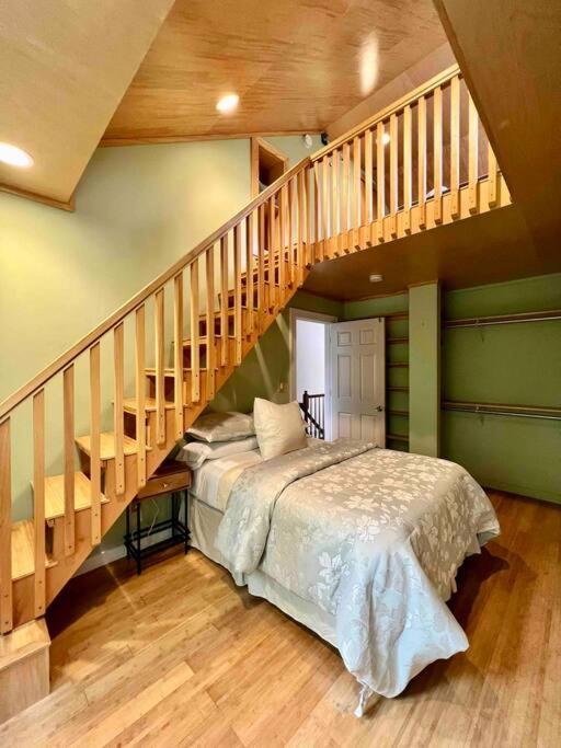 Hamptons Retreat: Near Beaches, Restaurants, Wineries view 4