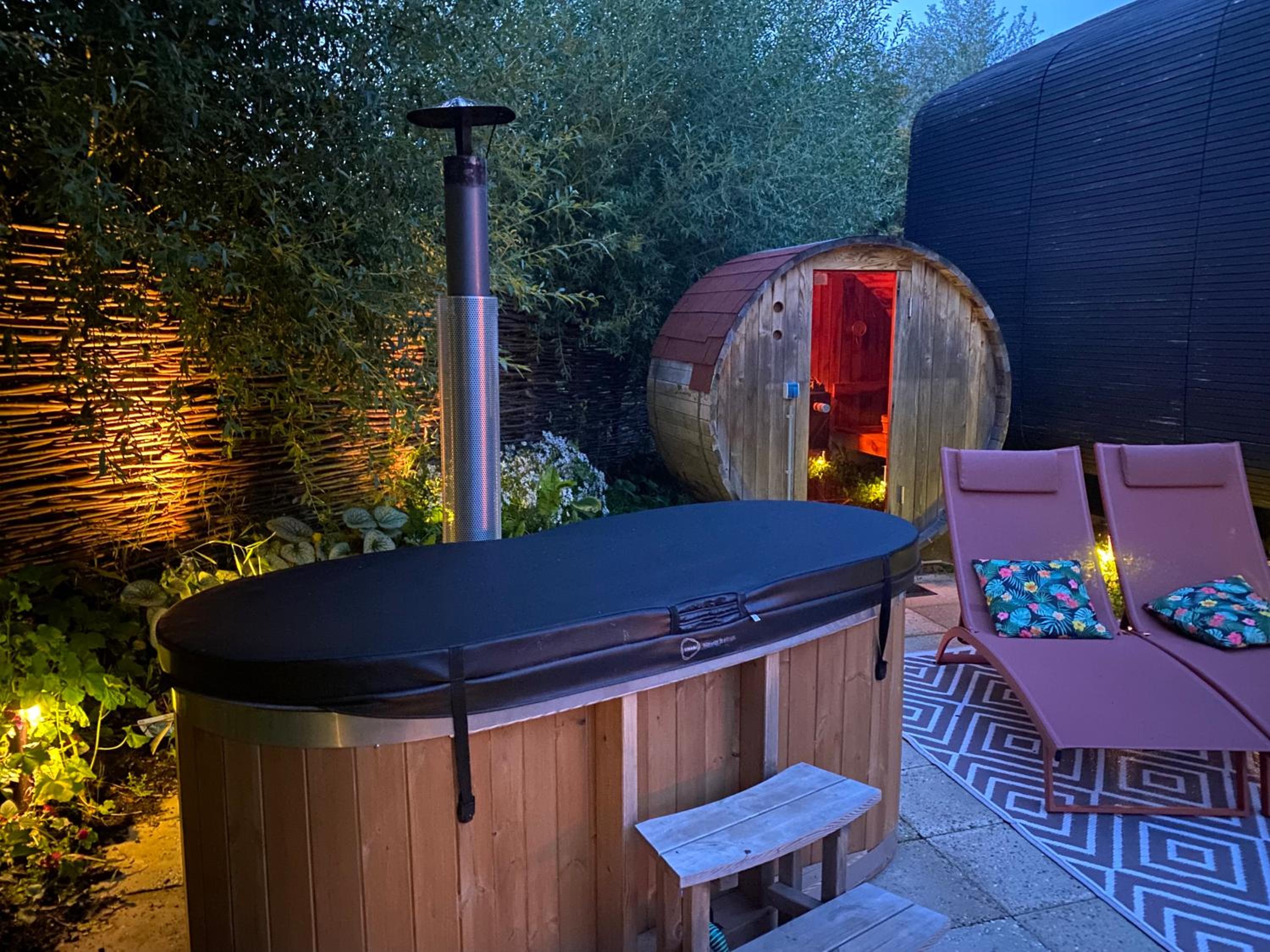 Bed & Wellness Pigs and Pillows with private hottub and sauna and tandembike rental included in price near Amsterdam