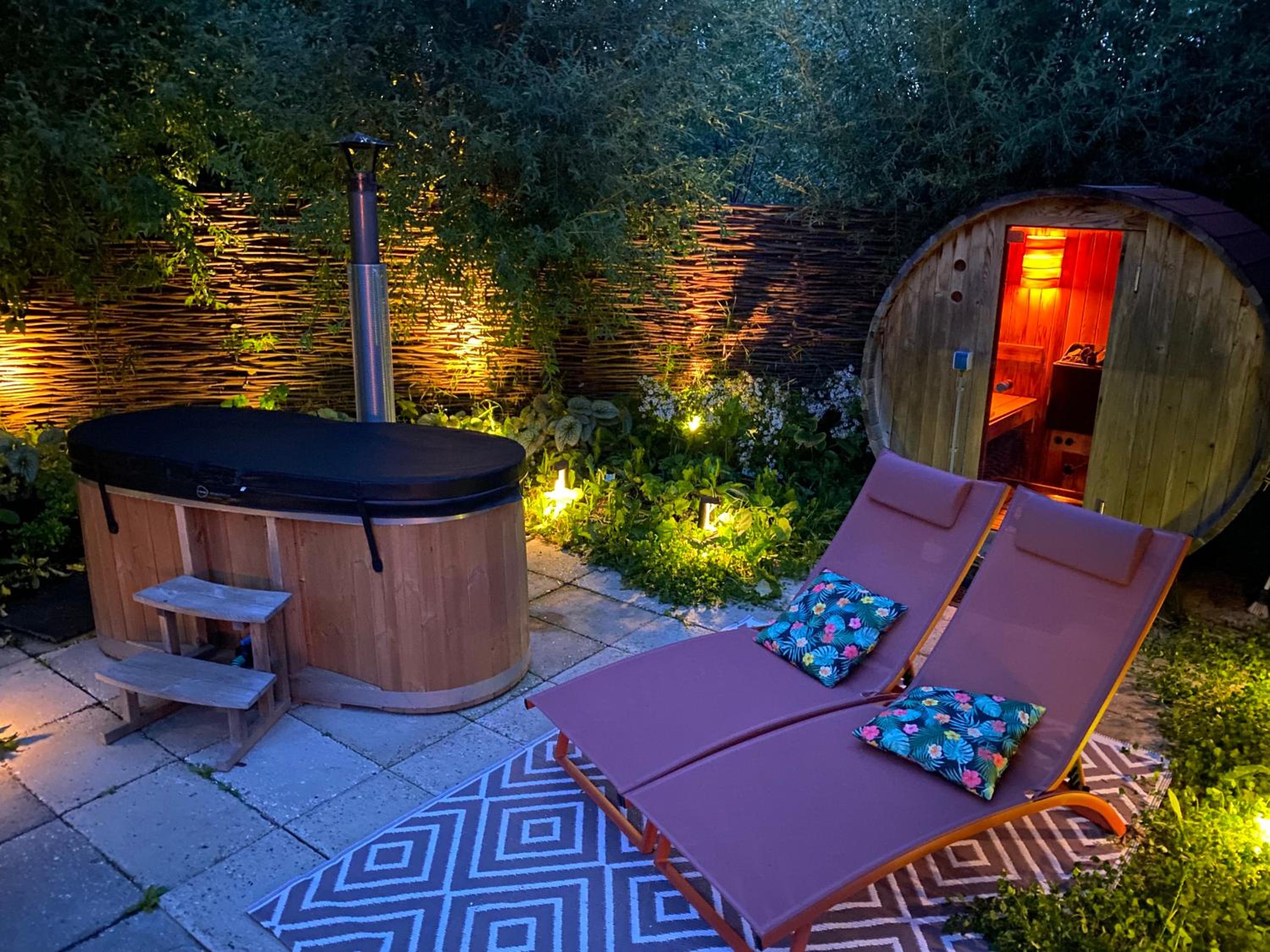 Bed & Wellness Pigs and Pillows with private hottub and sauna and tandembike rental included in price near Amsterdam