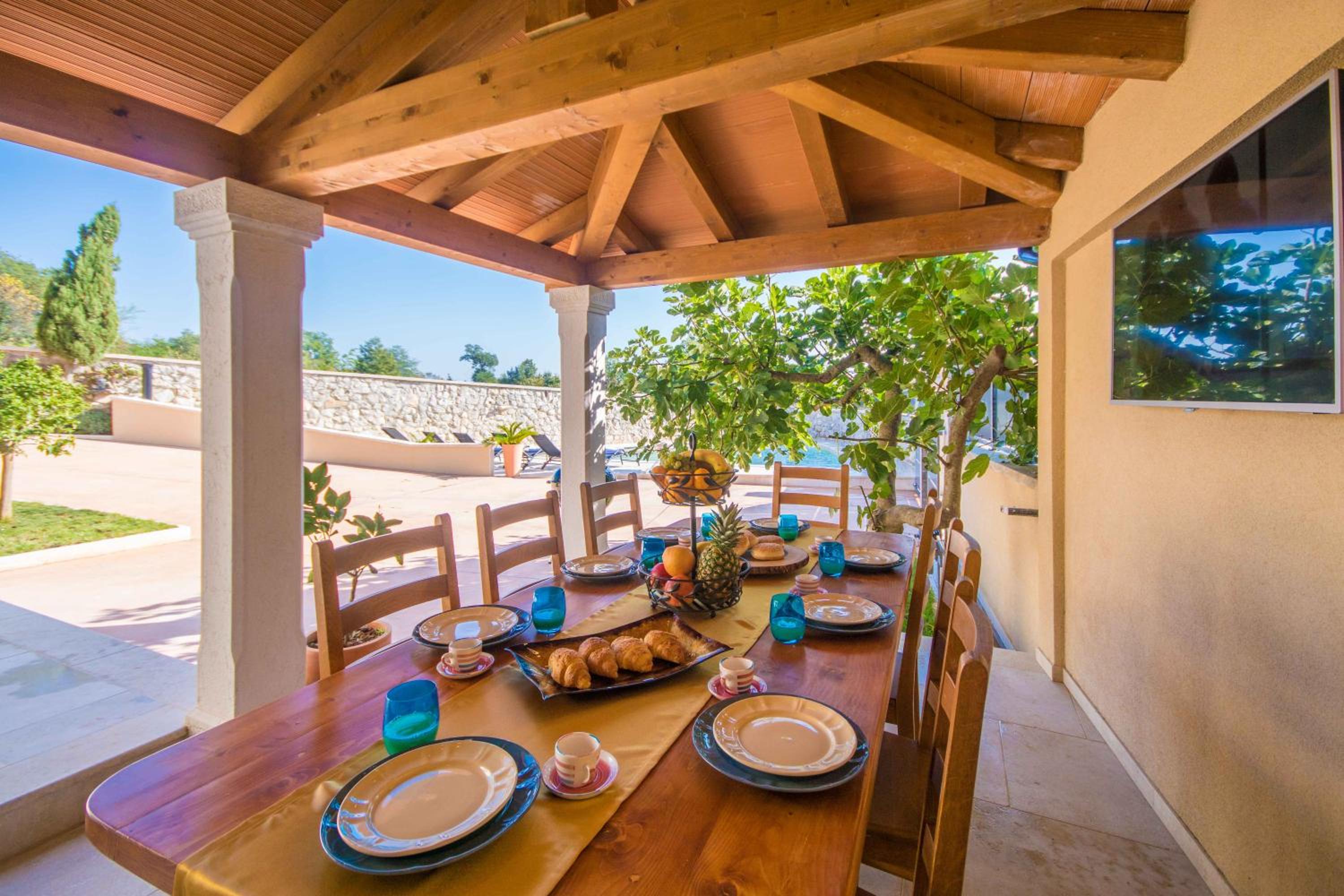 Gorgeous Pool Villa with a fenced garden view 2