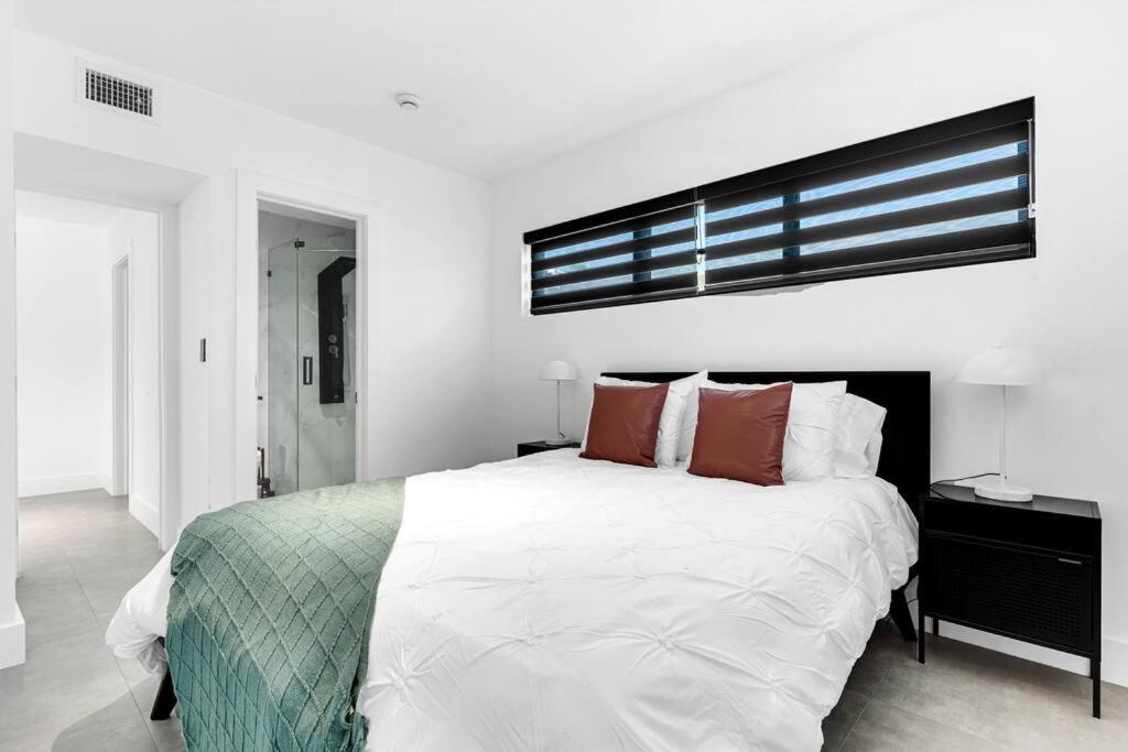 Heated Pool Modern 5 Bedrooms House 10 minutes to the Ocean