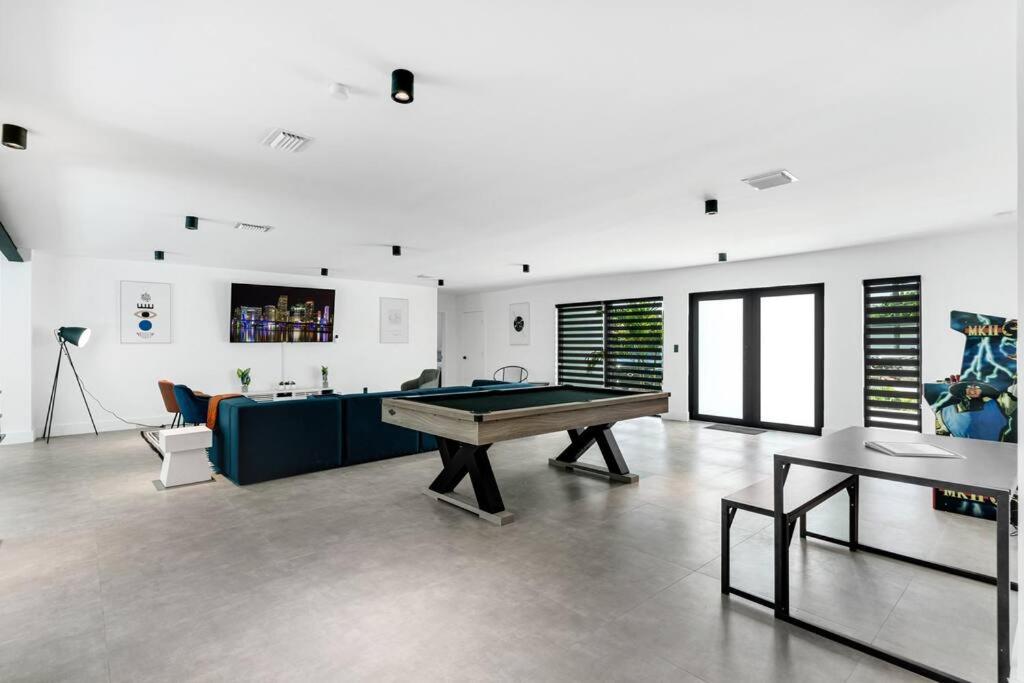 Heated Pool Modern 5 Bedrooms House 10 minutes to the Ocean