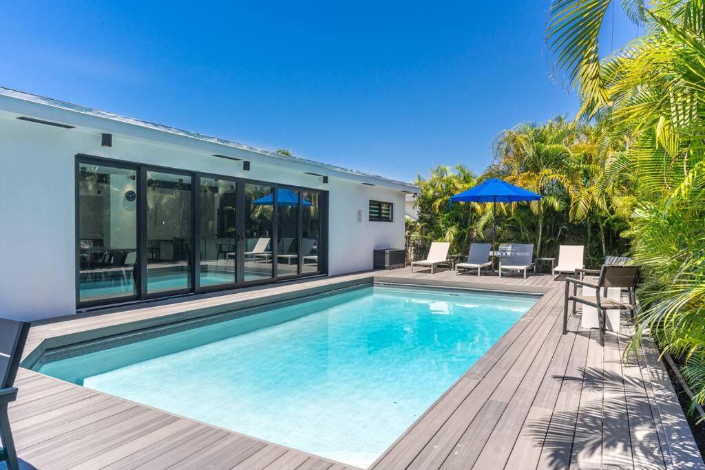 Heated Pool Modern 5 Bedrooms House 10 minutes to the Ocean