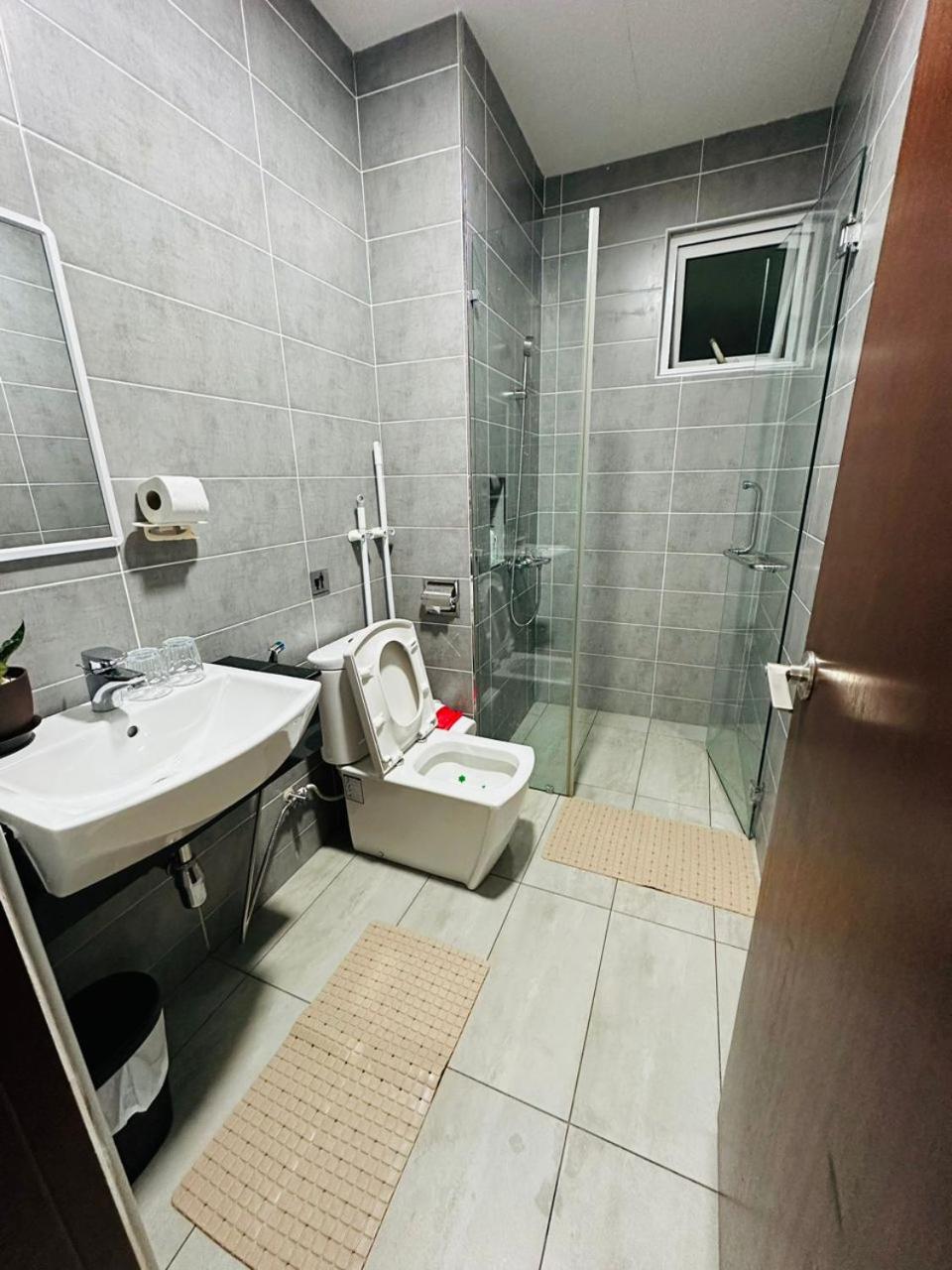 Paragon Residence 8-12pax-Big Balcony with BBQ