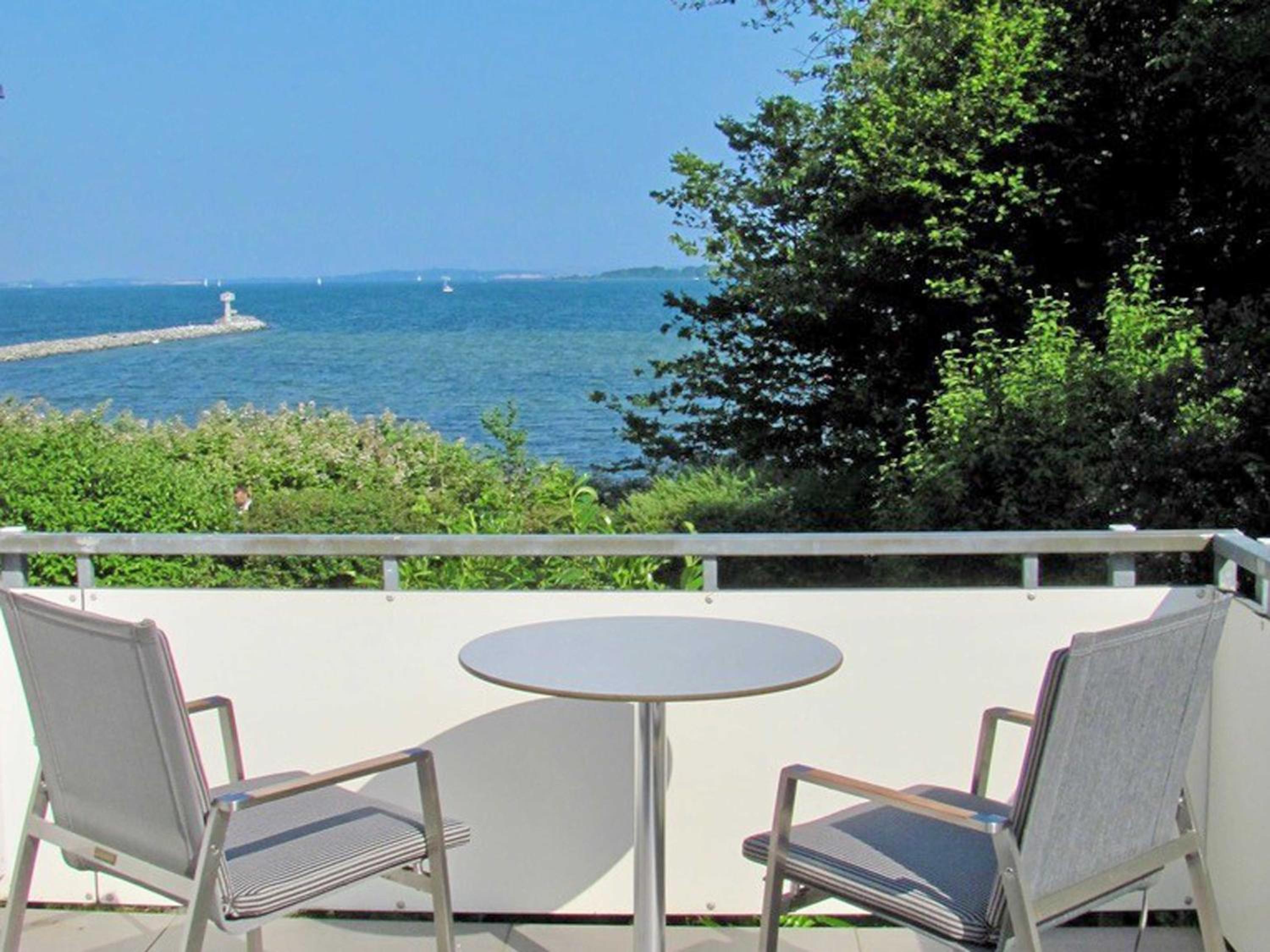 Villa Vilmblick - Wohnung 07 mit Terrasse und Boddenblick