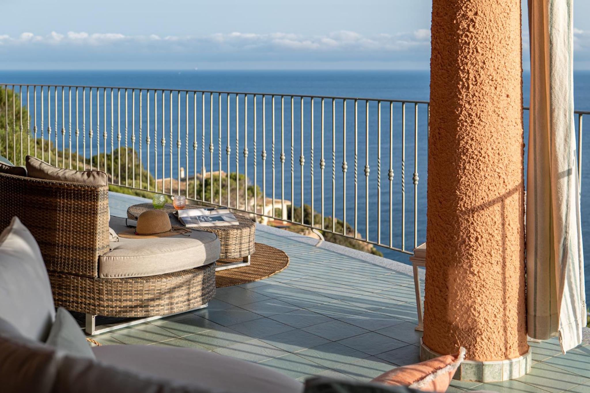 Villa Patty with infinity pool in front of the sea, parking and wifi