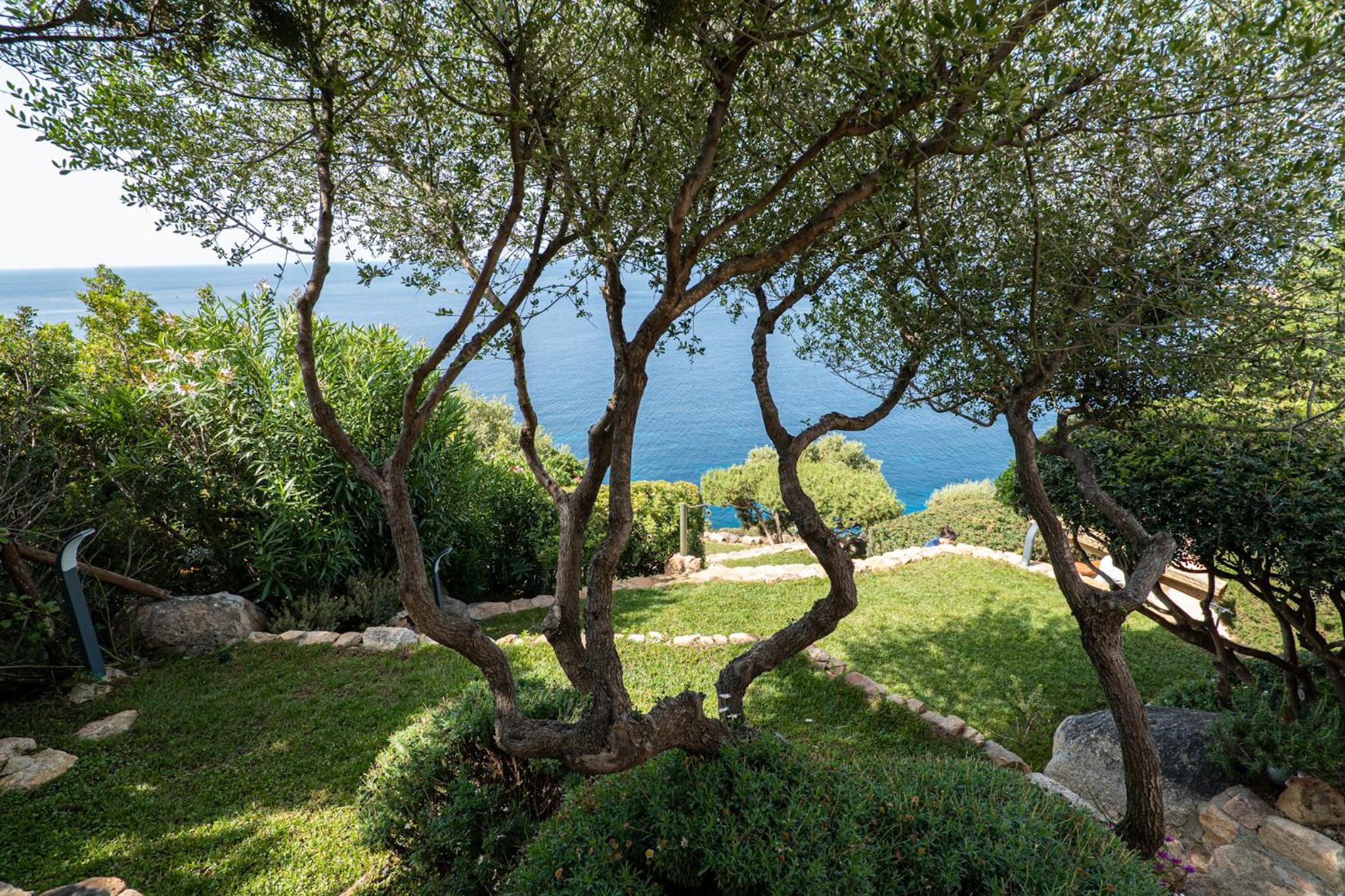Villa Patty with infinity pool in front of the sea, parking and wifi