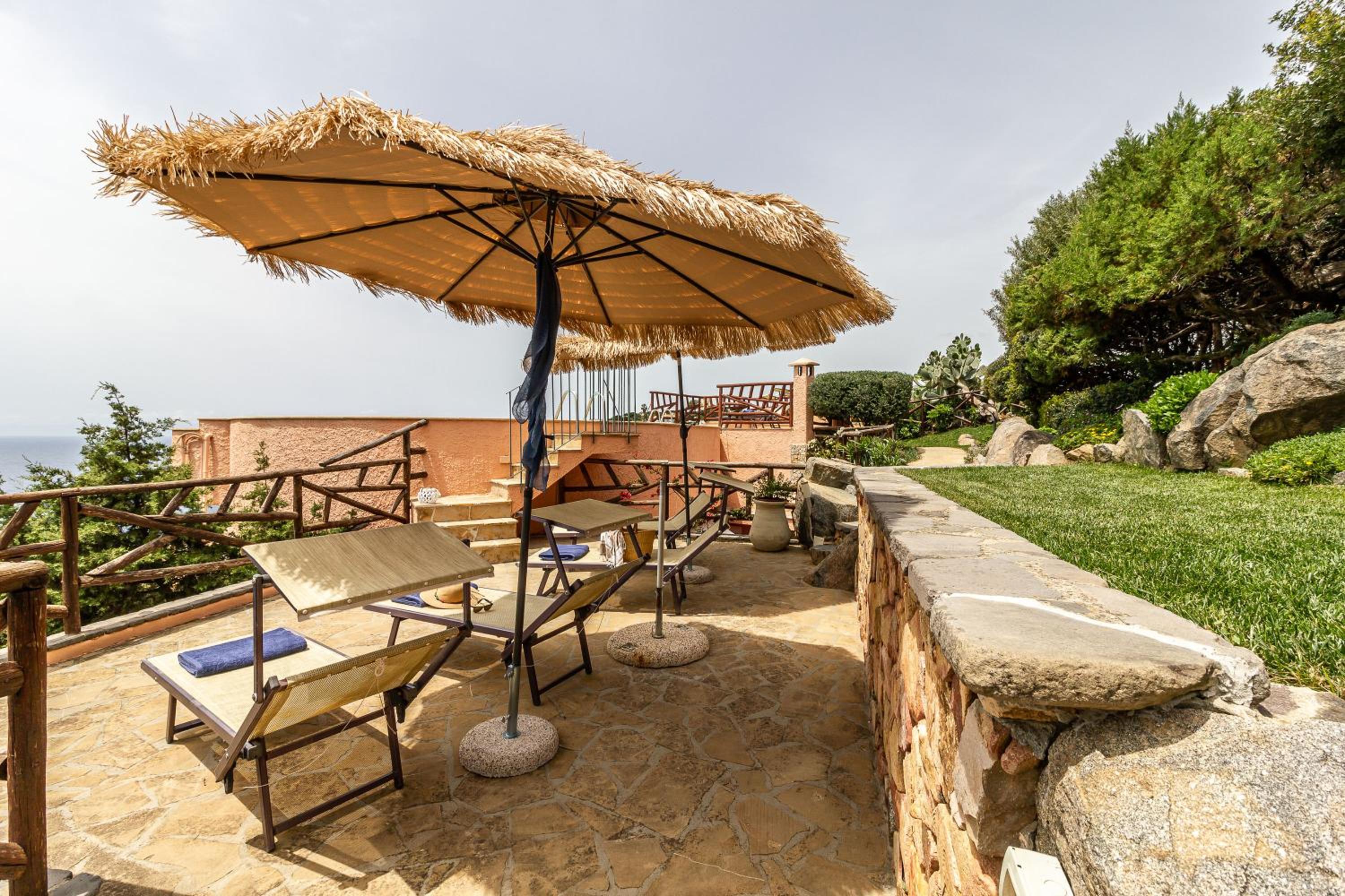 Villa Patty with infinity pool in front of the sea, parking and wifi