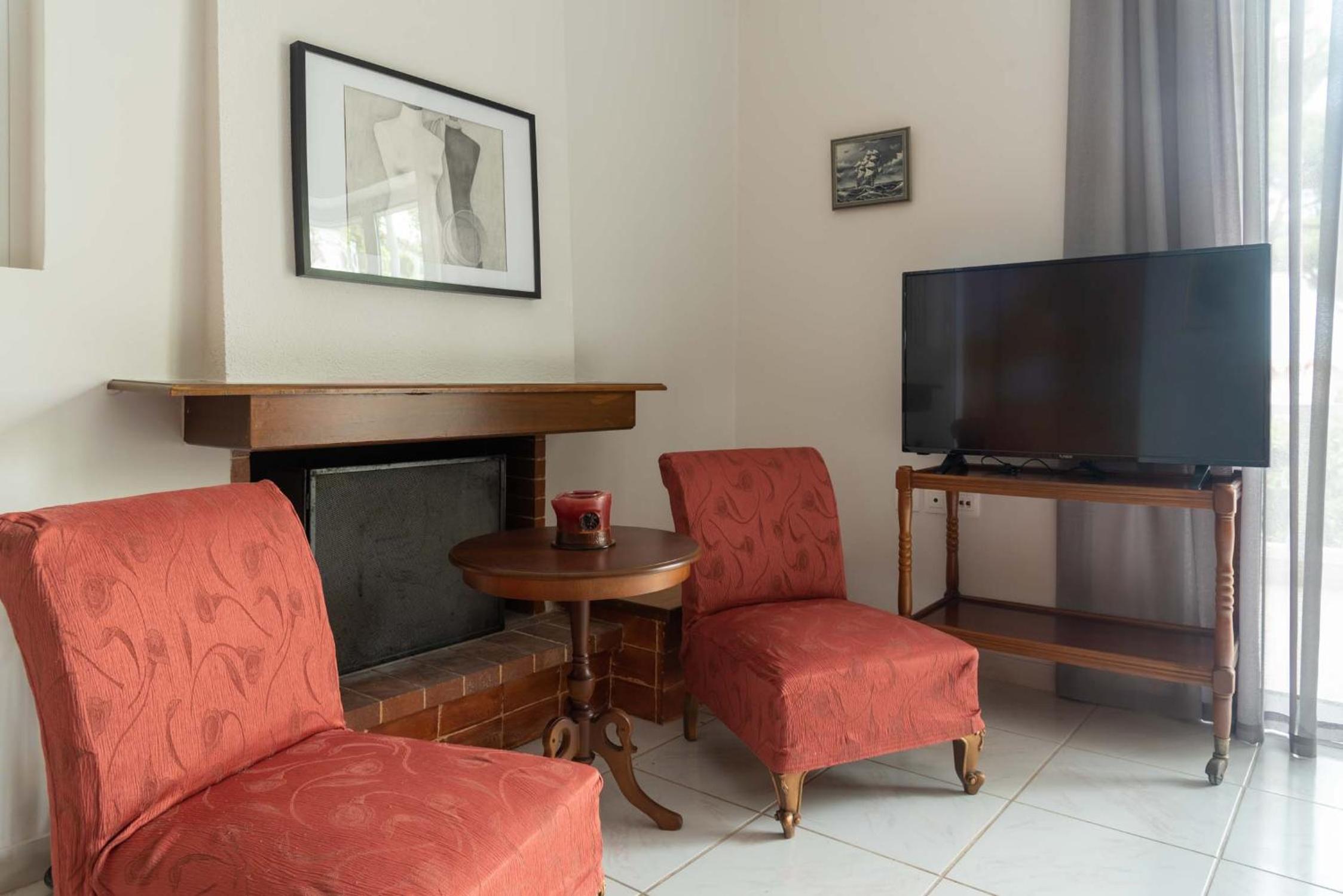 Sunny Escape:Stylish and Roomy Apt in Beach Haven! view 5