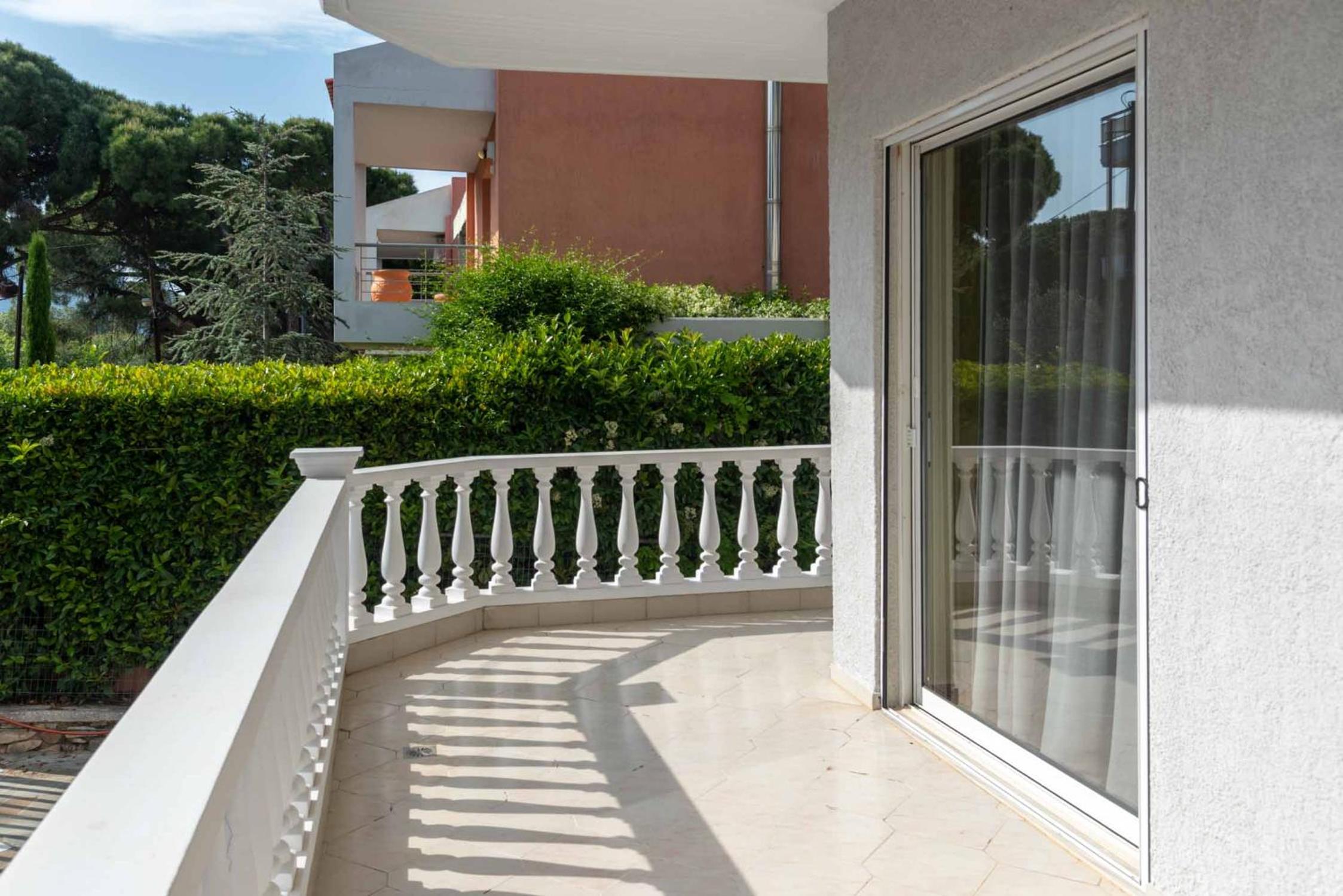 Sunny Escape:Stylish and Roomy Apt in Beach Haven! view 2