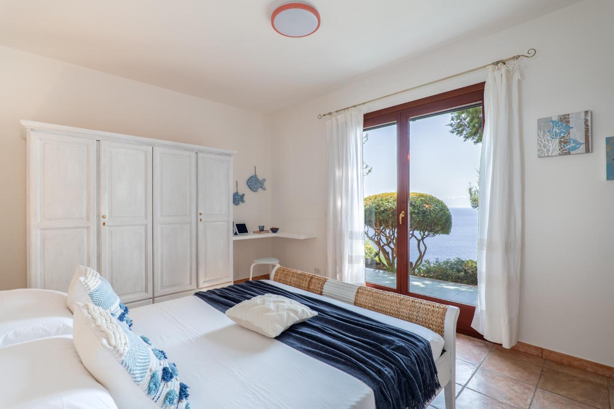 Villa Patty with infinity pool in front of the sea, parking and wifi
