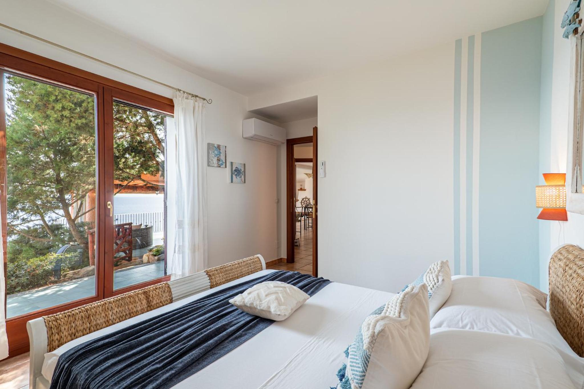 Villa Patty with infinity pool in front of the sea, parking and wifi