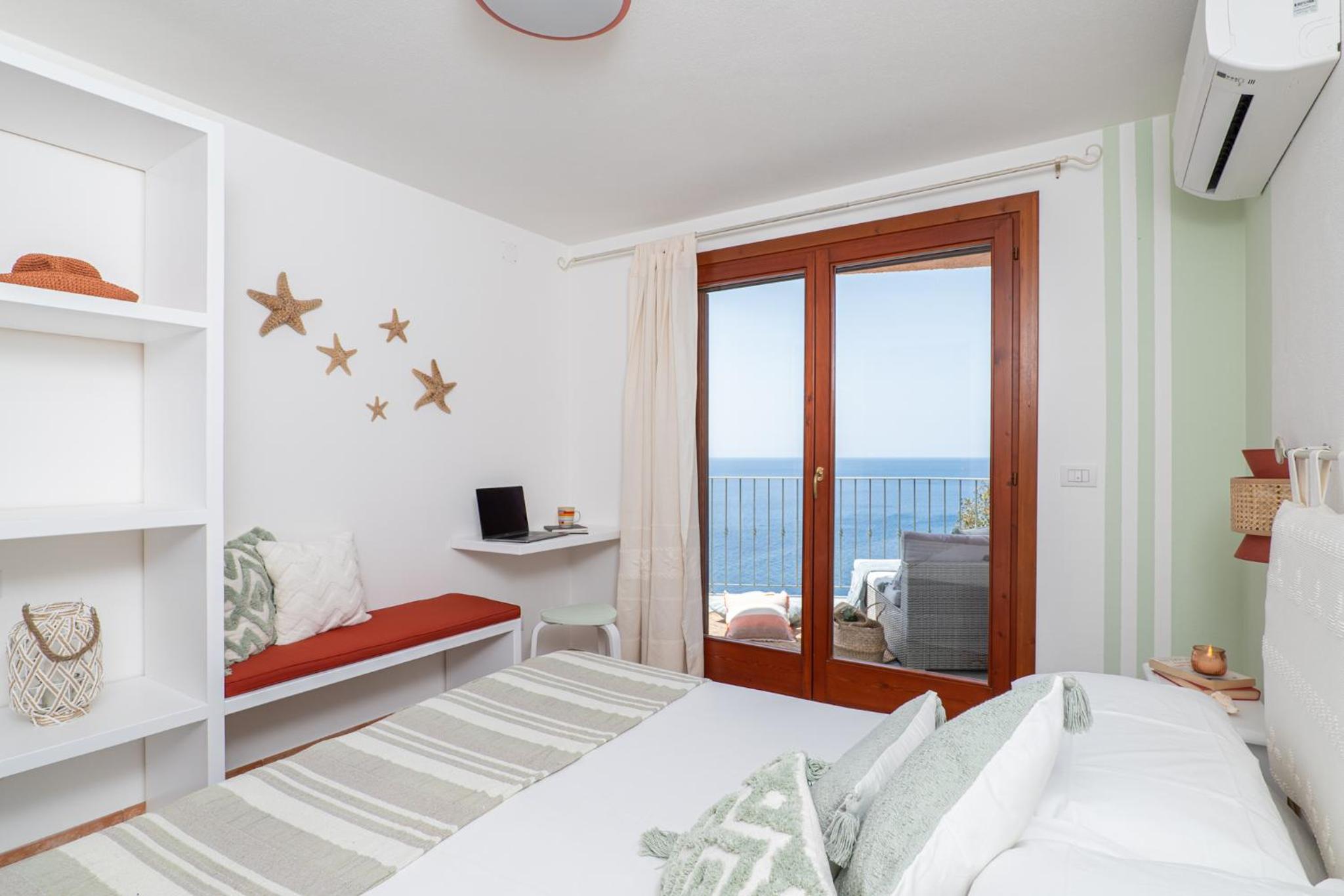 Villa Patty with infinity pool in front of the sea, parking and wifi