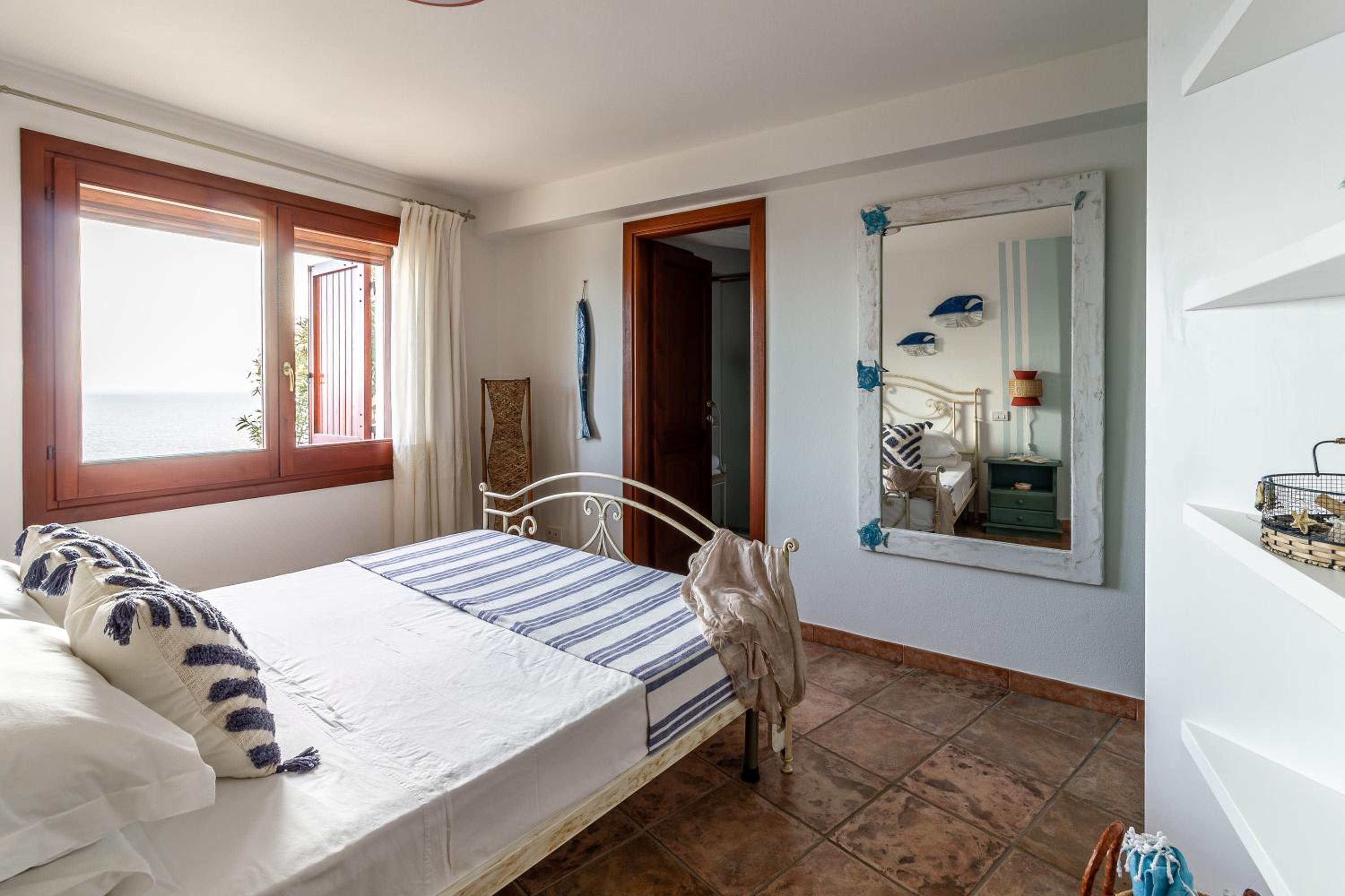 Villa Patty with infinity pool in front of the sea, parking and wifi
