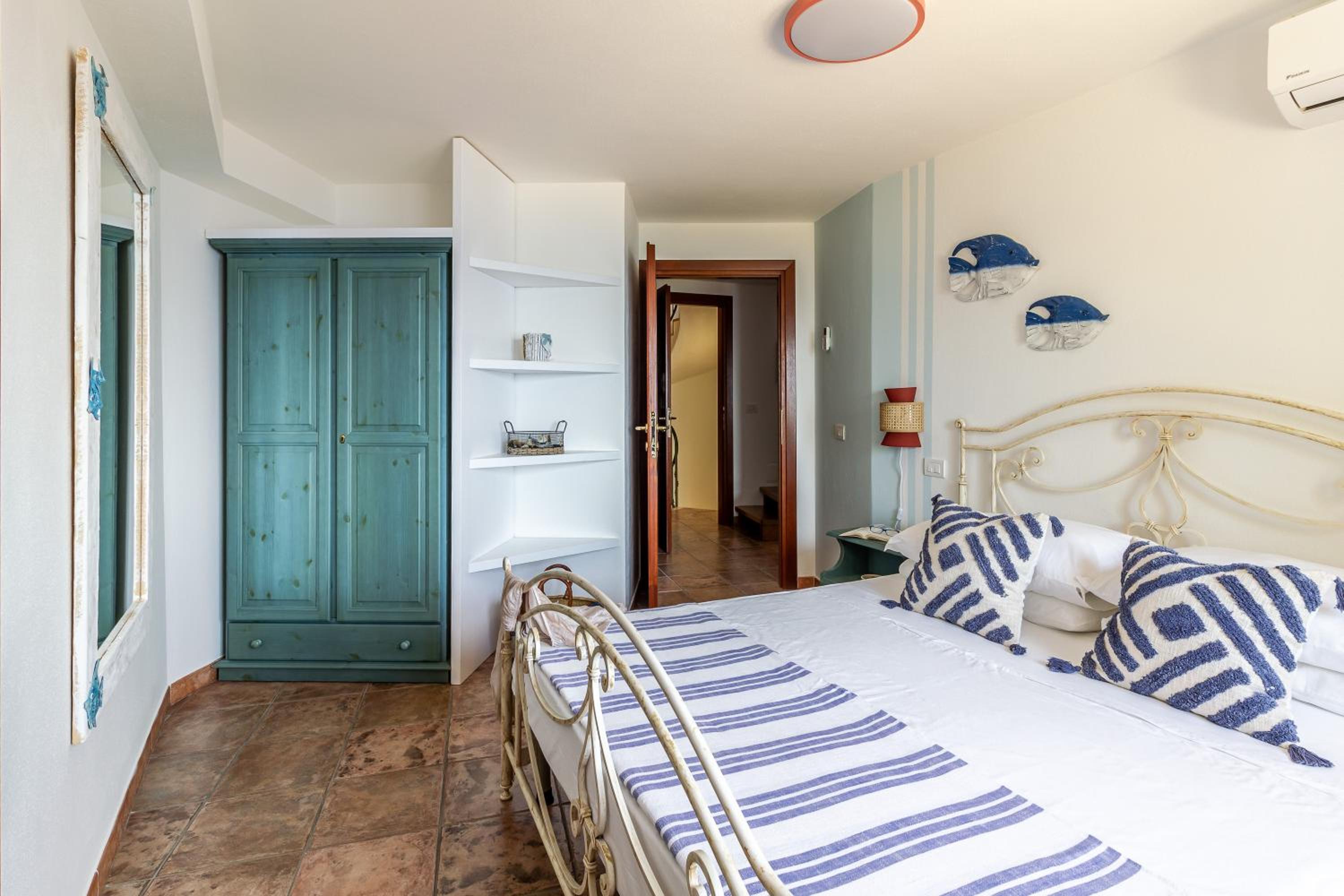 Villa Patty with infinity pool in front of the sea, parking and wifi